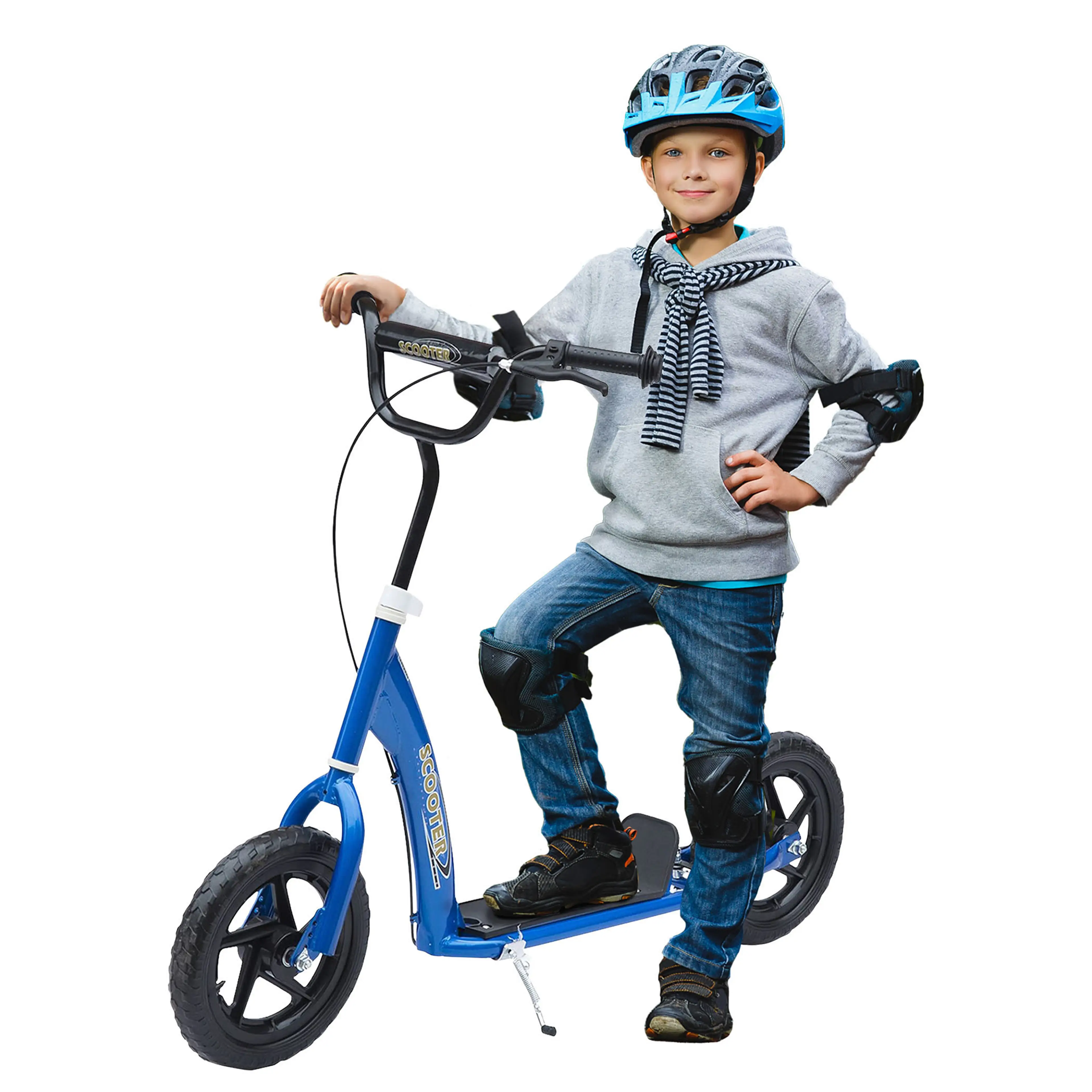 Blå sparkcykel för barn med svarta hjul och pojke i hjälm