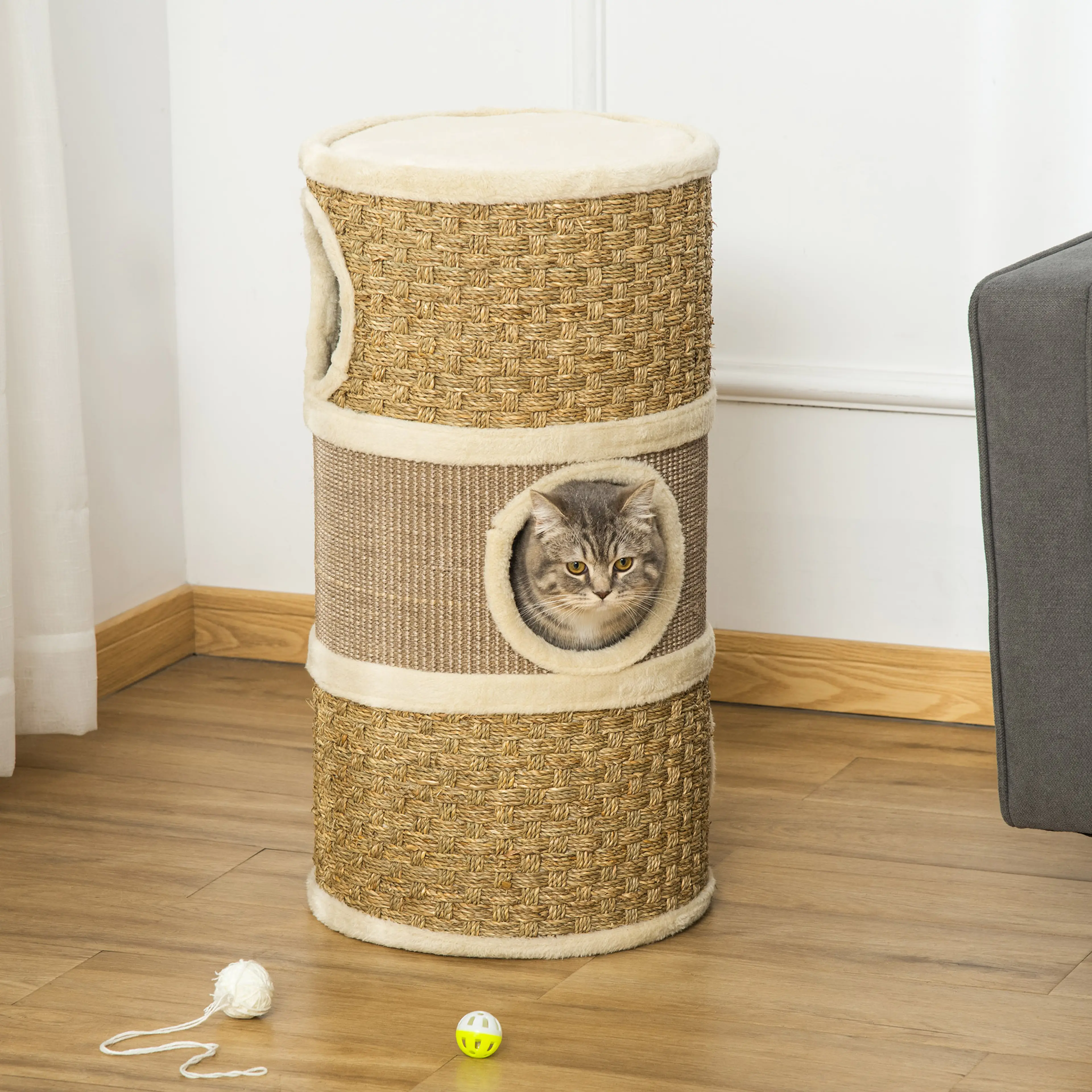 Klöstunnan i ett rum med en katt som tittar ut genom den övre öppningen