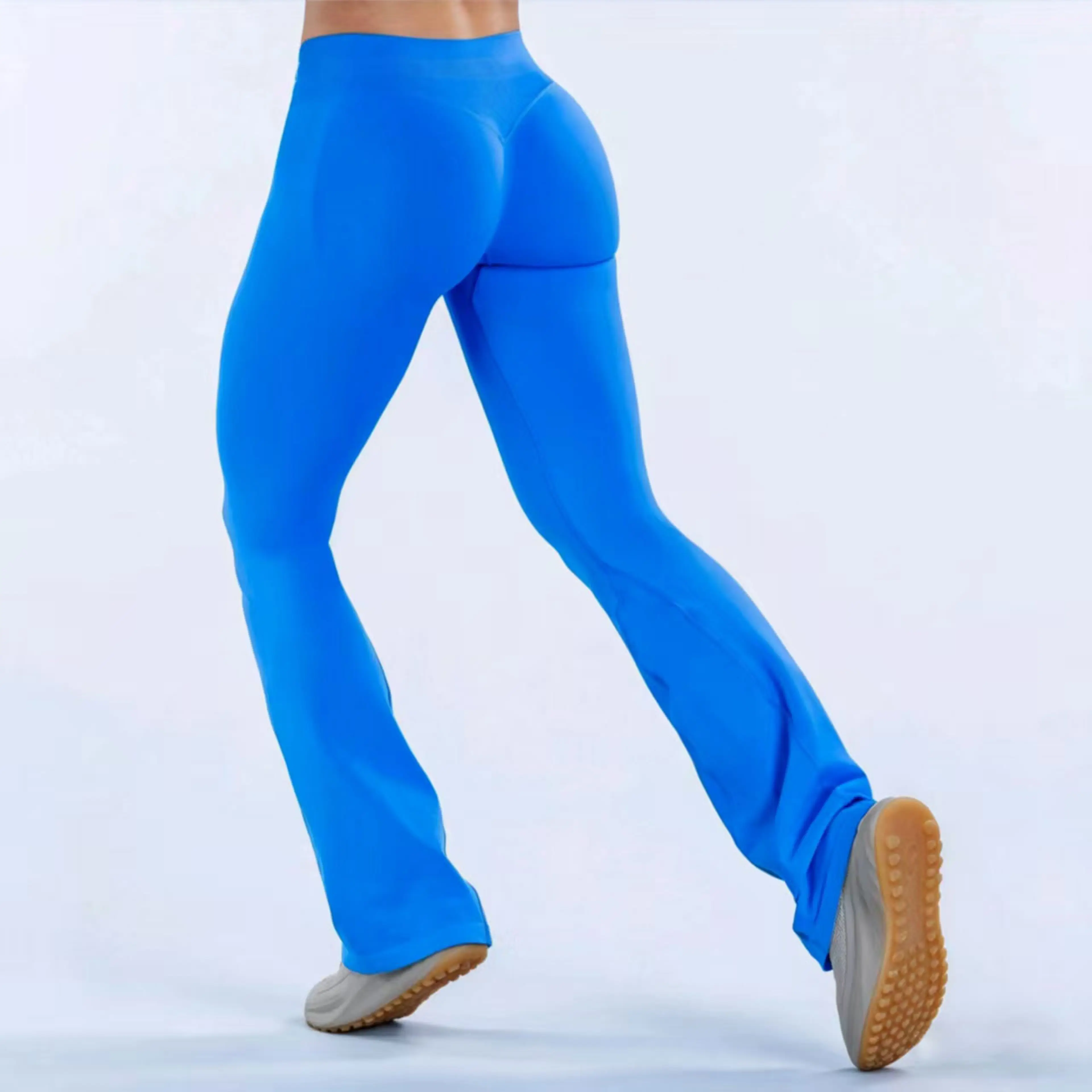 Bakifrån i kungsblå leggings – den formsydda sömmen under skinkorna syns