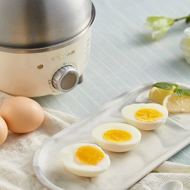 Äggkokaren med ägg i ångbrickan