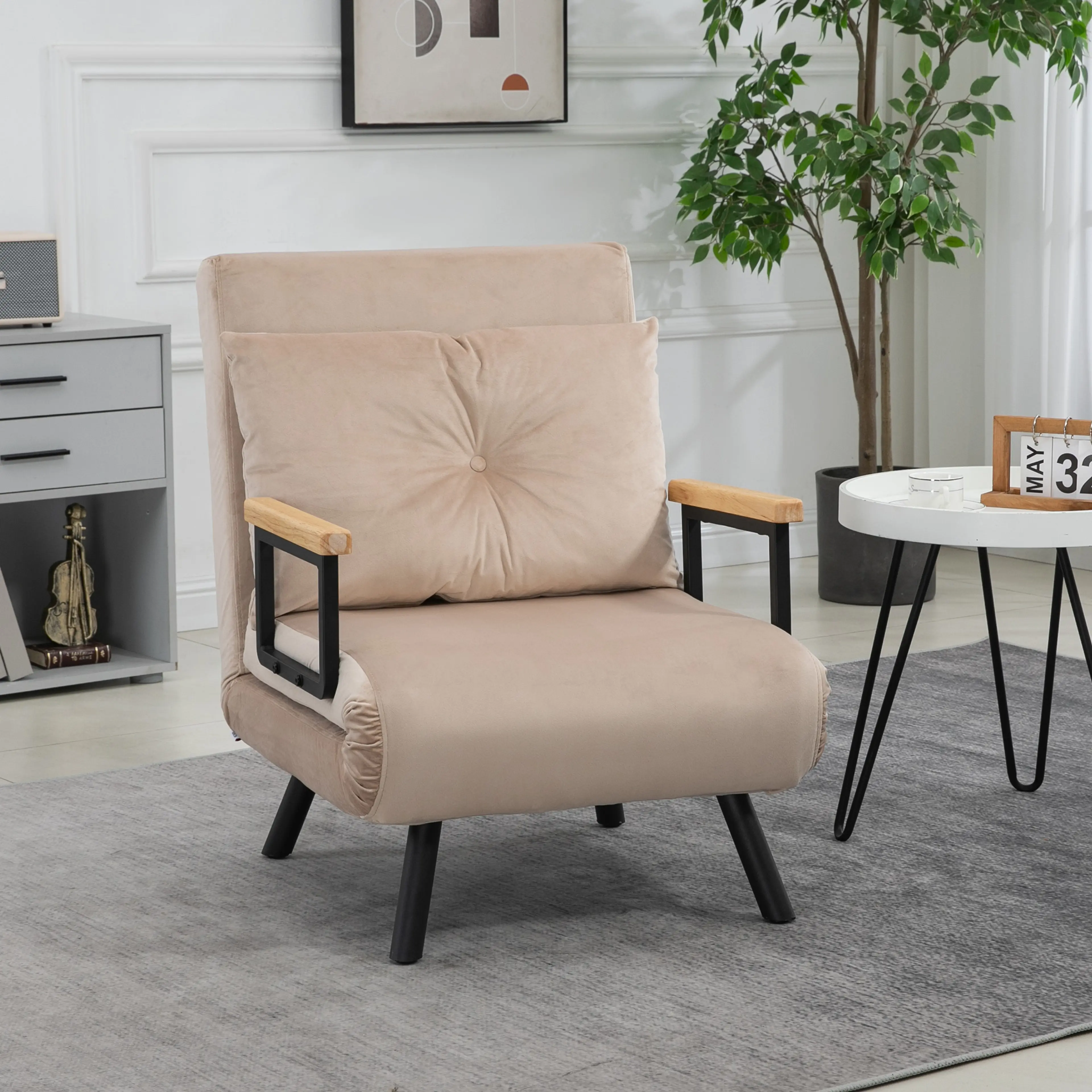 Bäddfåtöljen i beige vid ett sidobord i ett vardagsrum