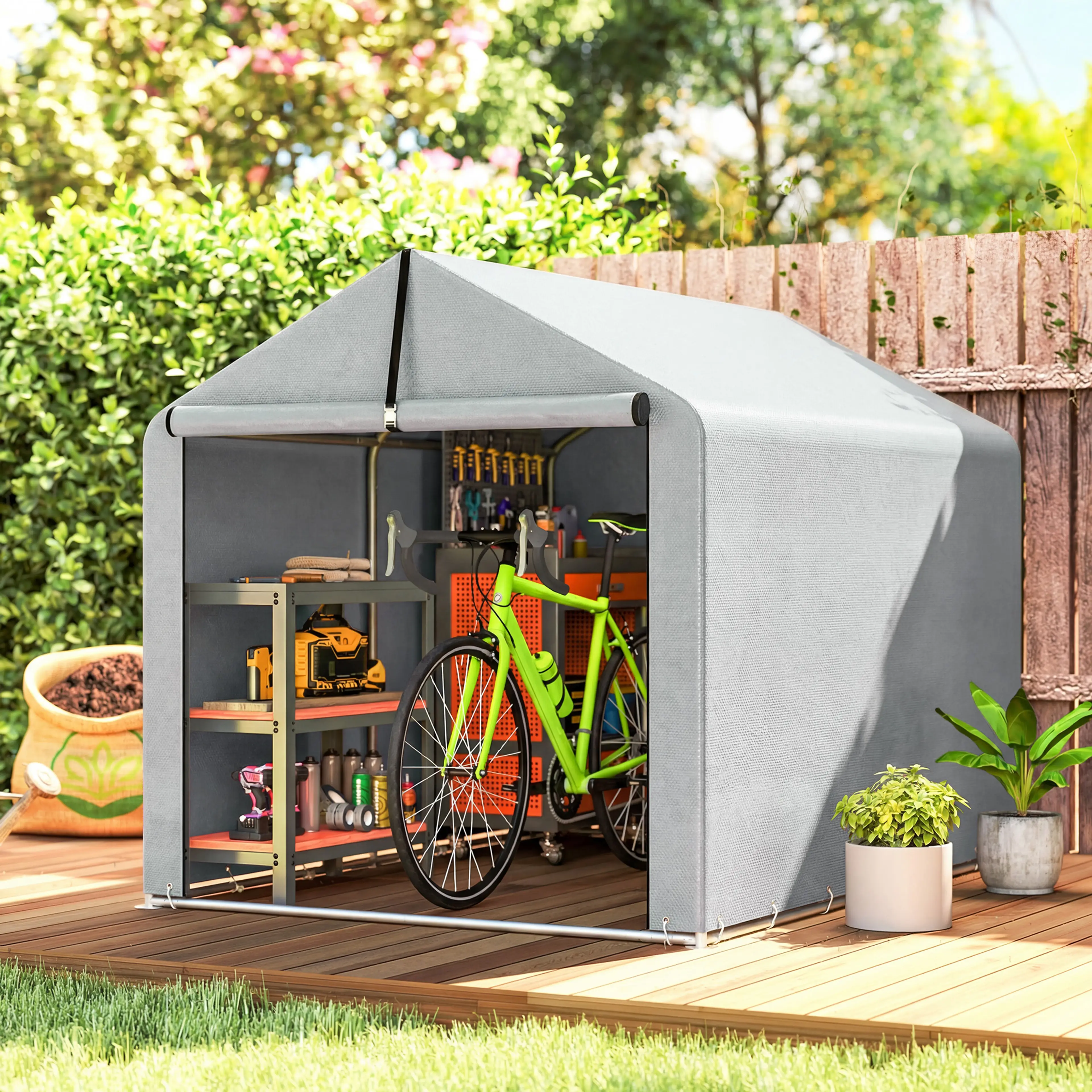 Ljusgrått garagetält på altan med cykel, arbetsbänk och krukor