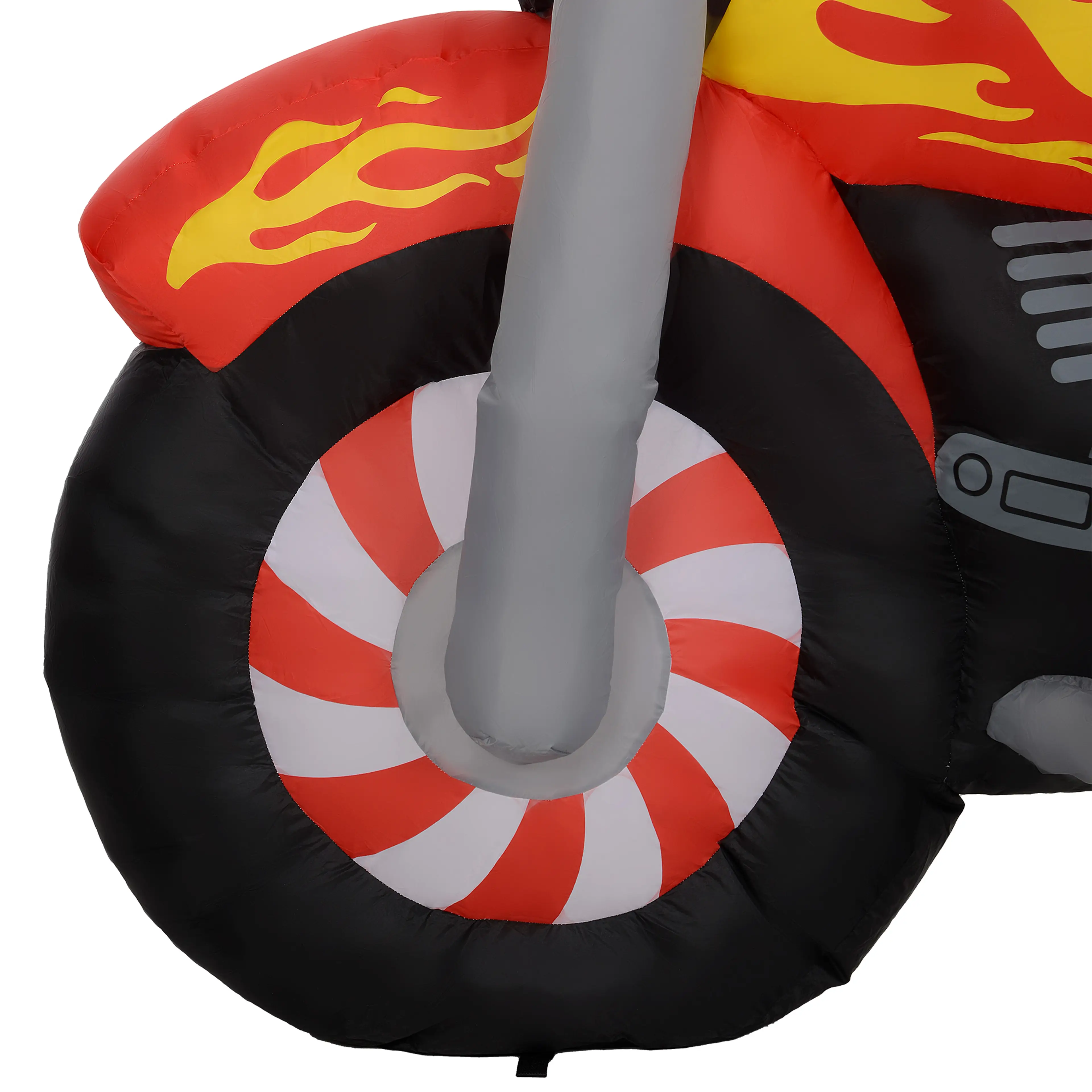 Närbild på motorcykelns framhjul med röda och vita ränder och flammor på stänkskärmen