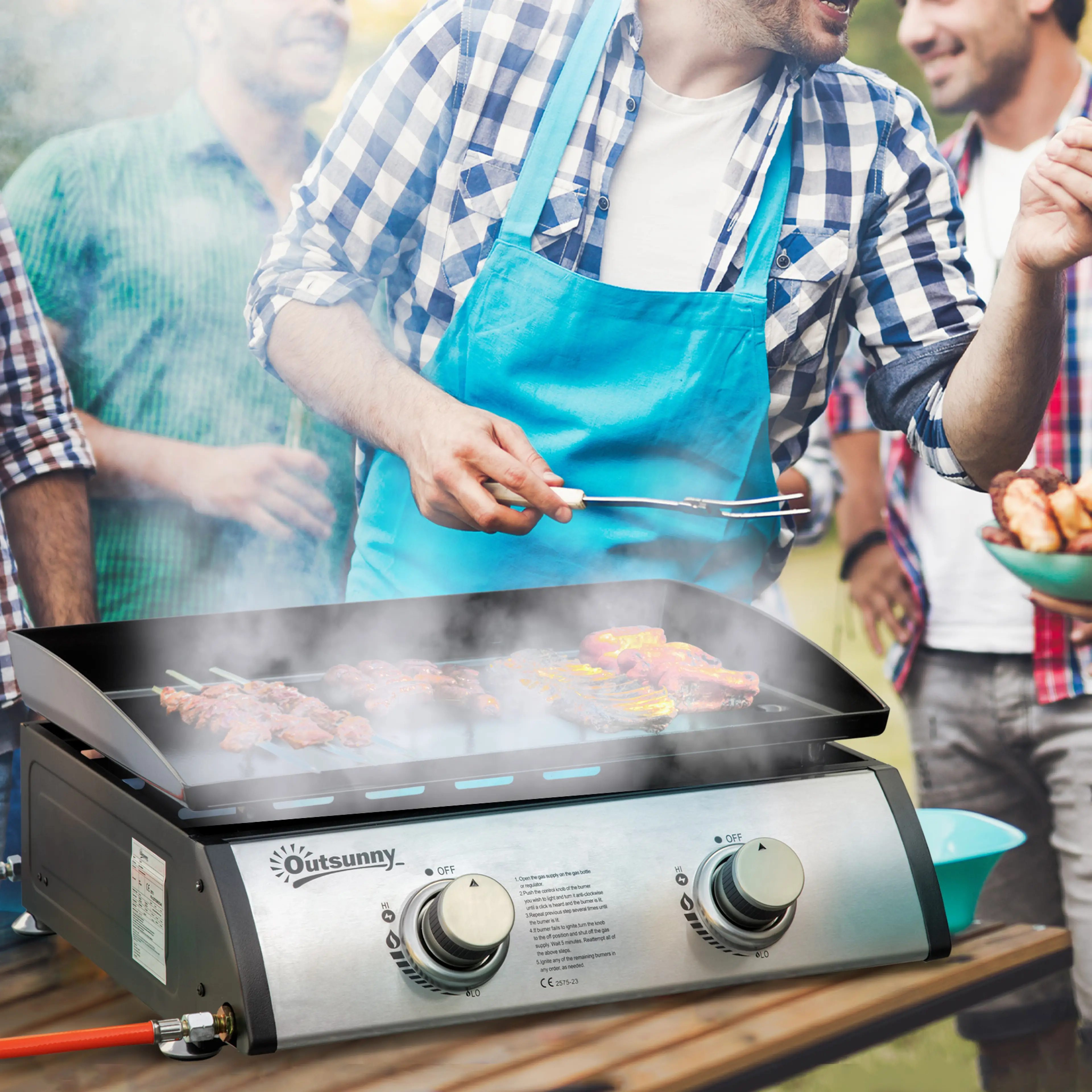 Plancha gasol i bruk utomhus med kött och grönsaker på den släta hällen