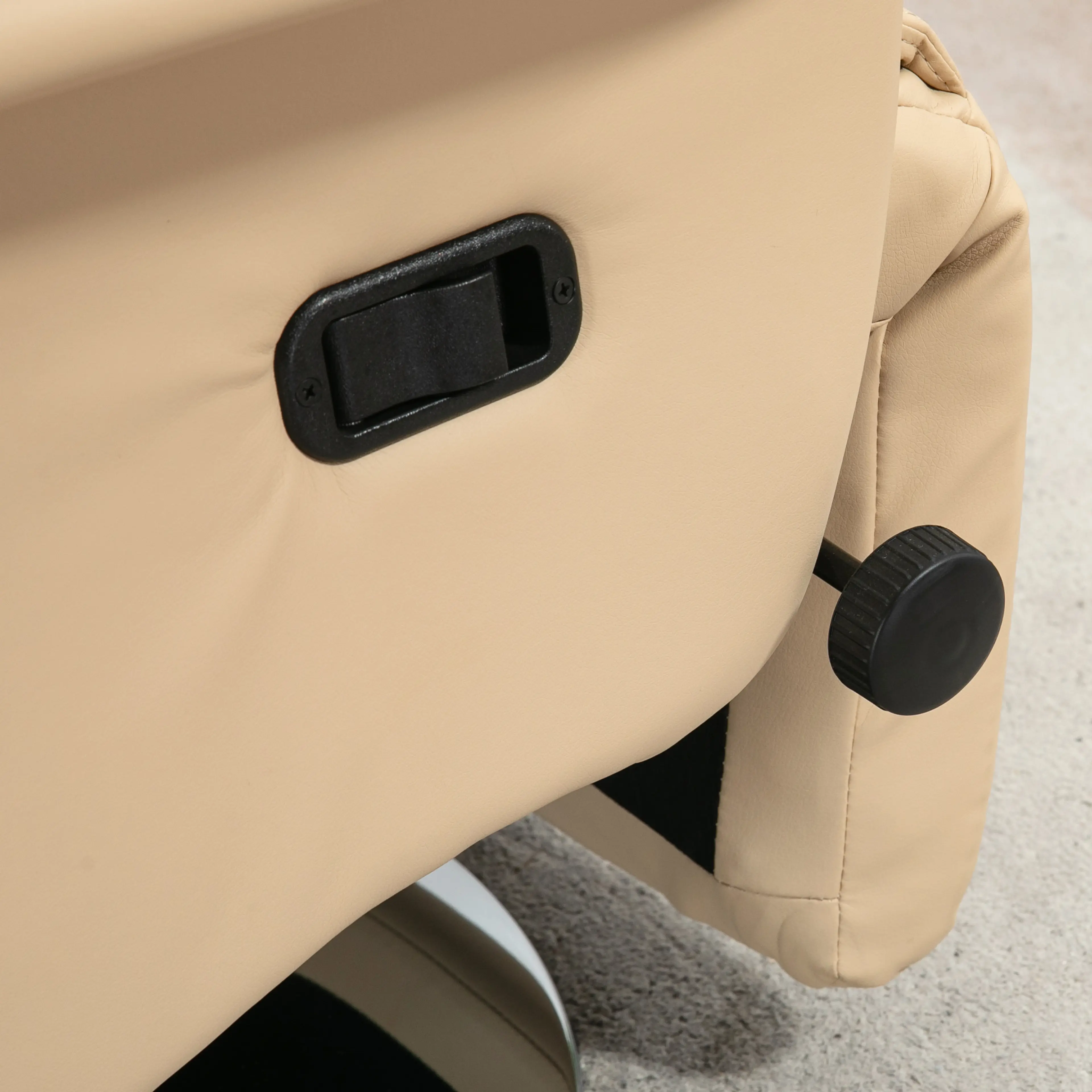 Fåtölj i konstläder med 360° vridfot, rygg till 130° i beige, närbild på vredet och spaken på sidan av sitsen