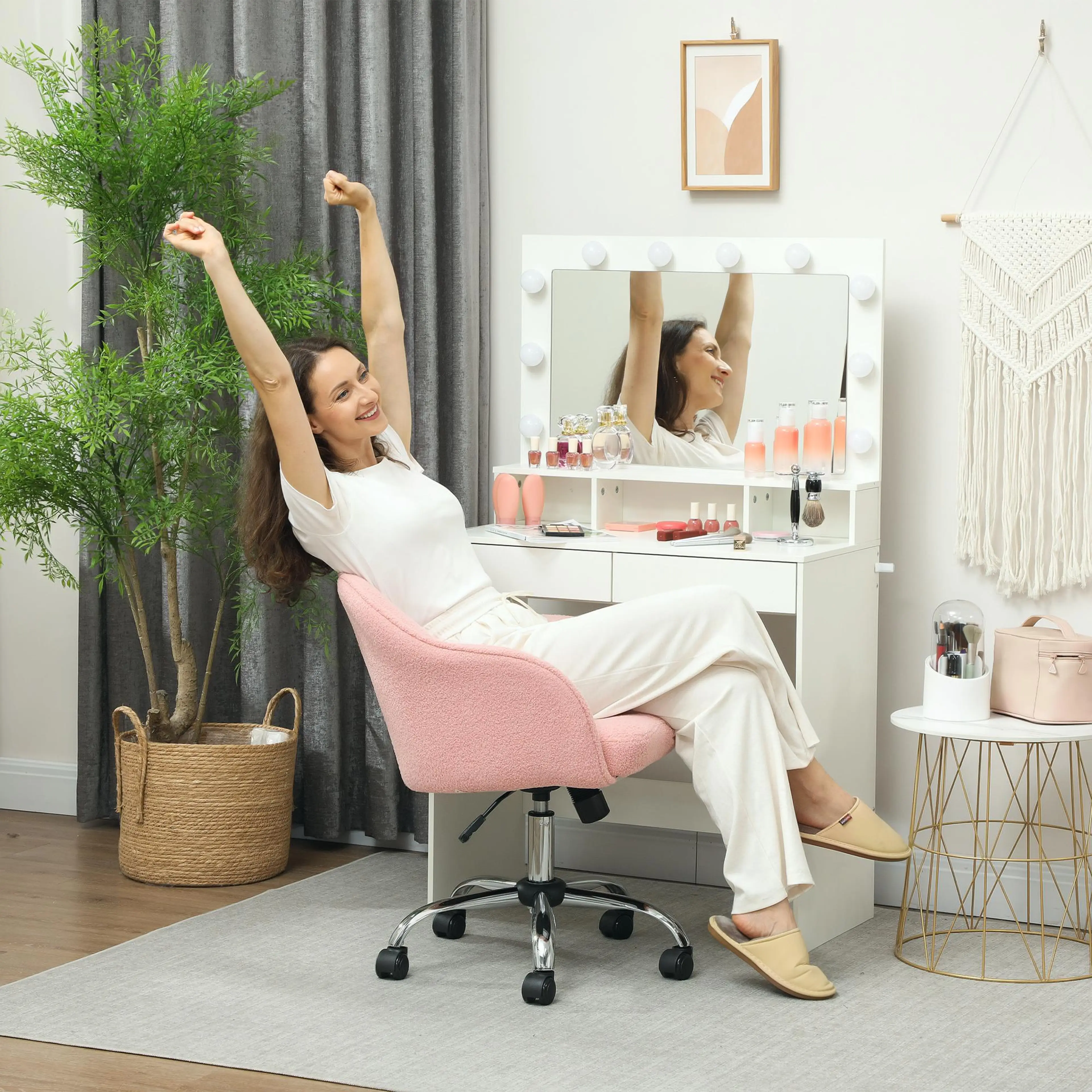 Sminkstol i rosa teddytyg, framför ett sminkbord med belyst spegel