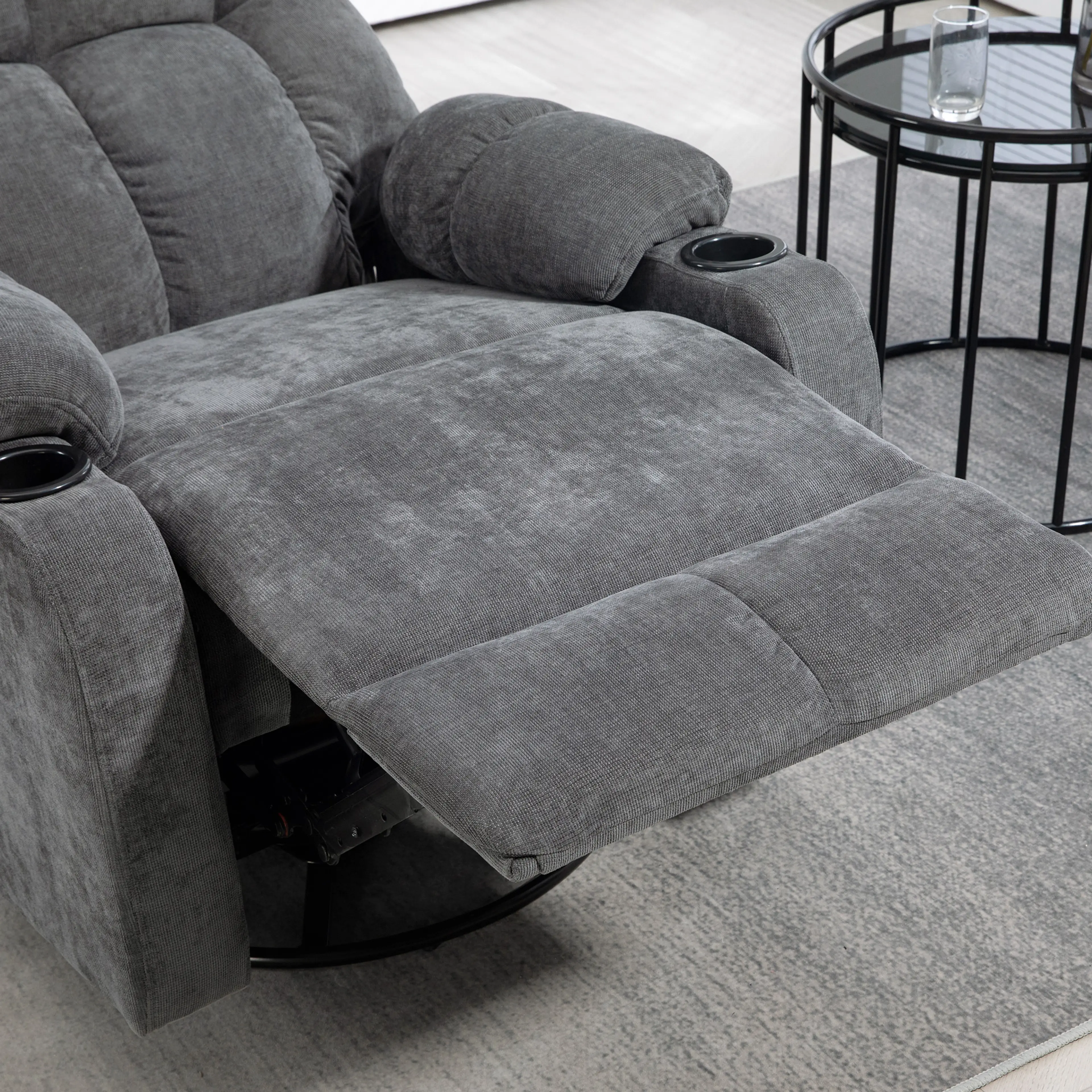 Fåtöljen sedd från sidan med fotstödet utfällt