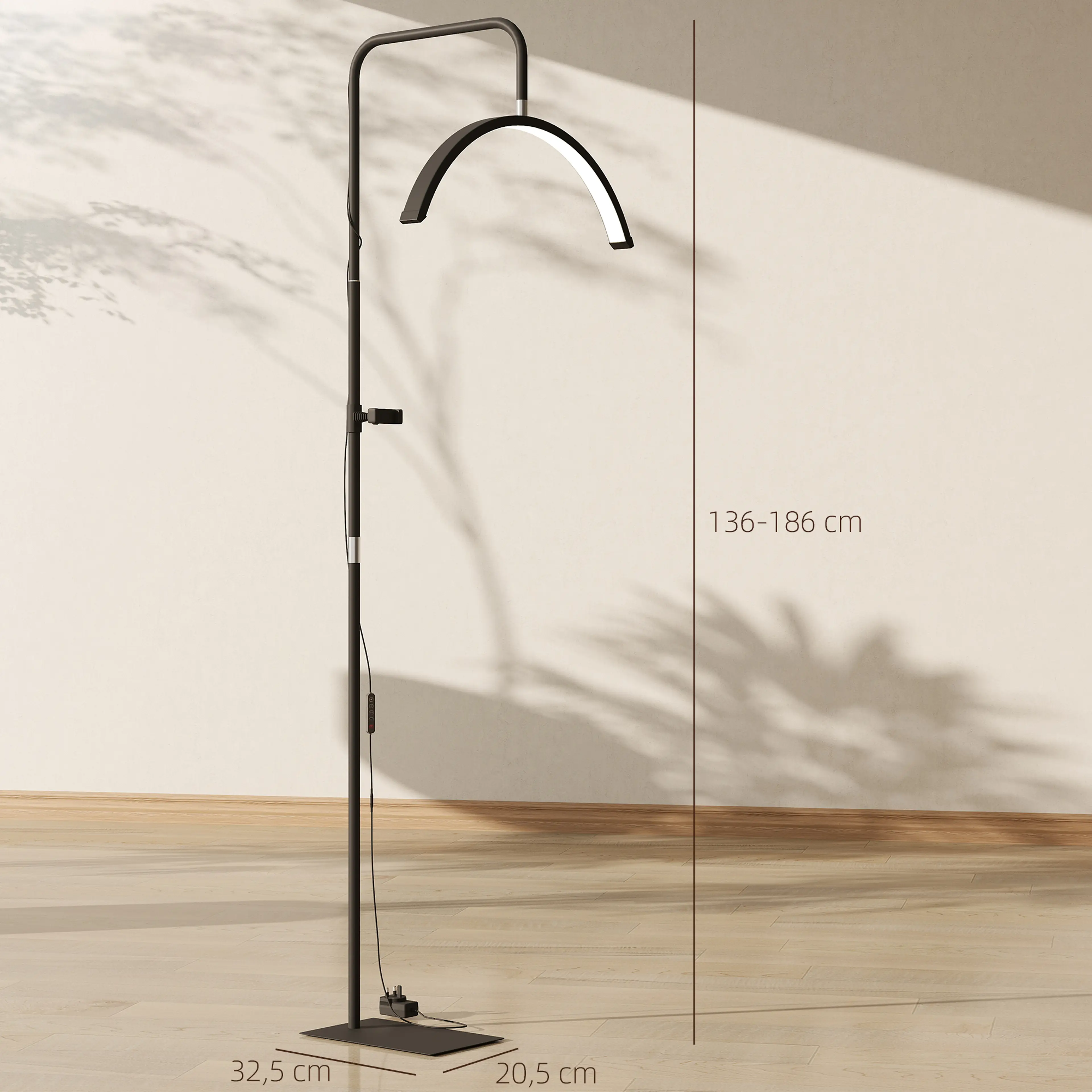 Måttbild: höjden går att ställa mellan 136 och 186 cm, och foten är 32,5 × 20,5 cm
