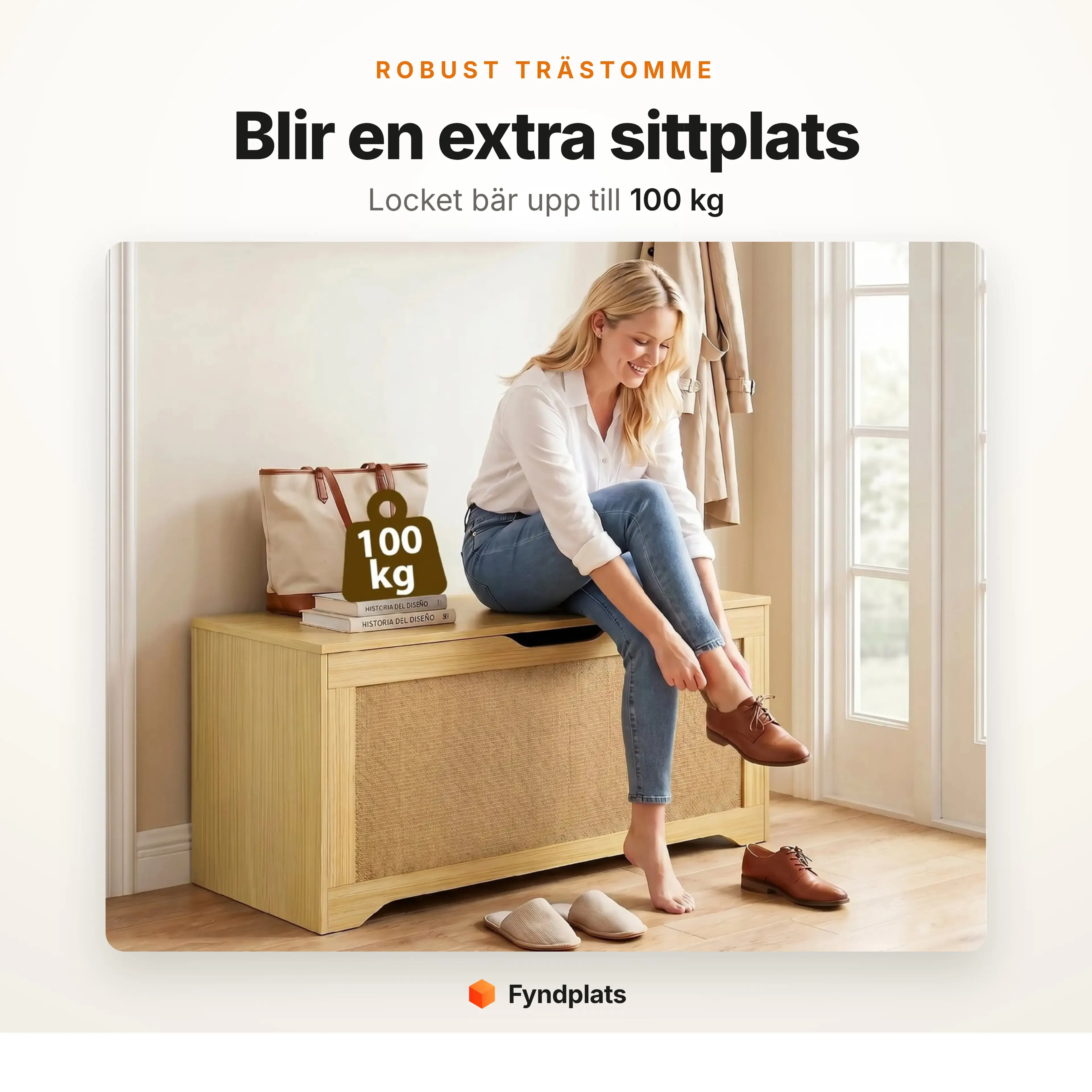 Kvinna sitter på den ekfärgade förvaringskistan i hallen och tar på sig skorna
