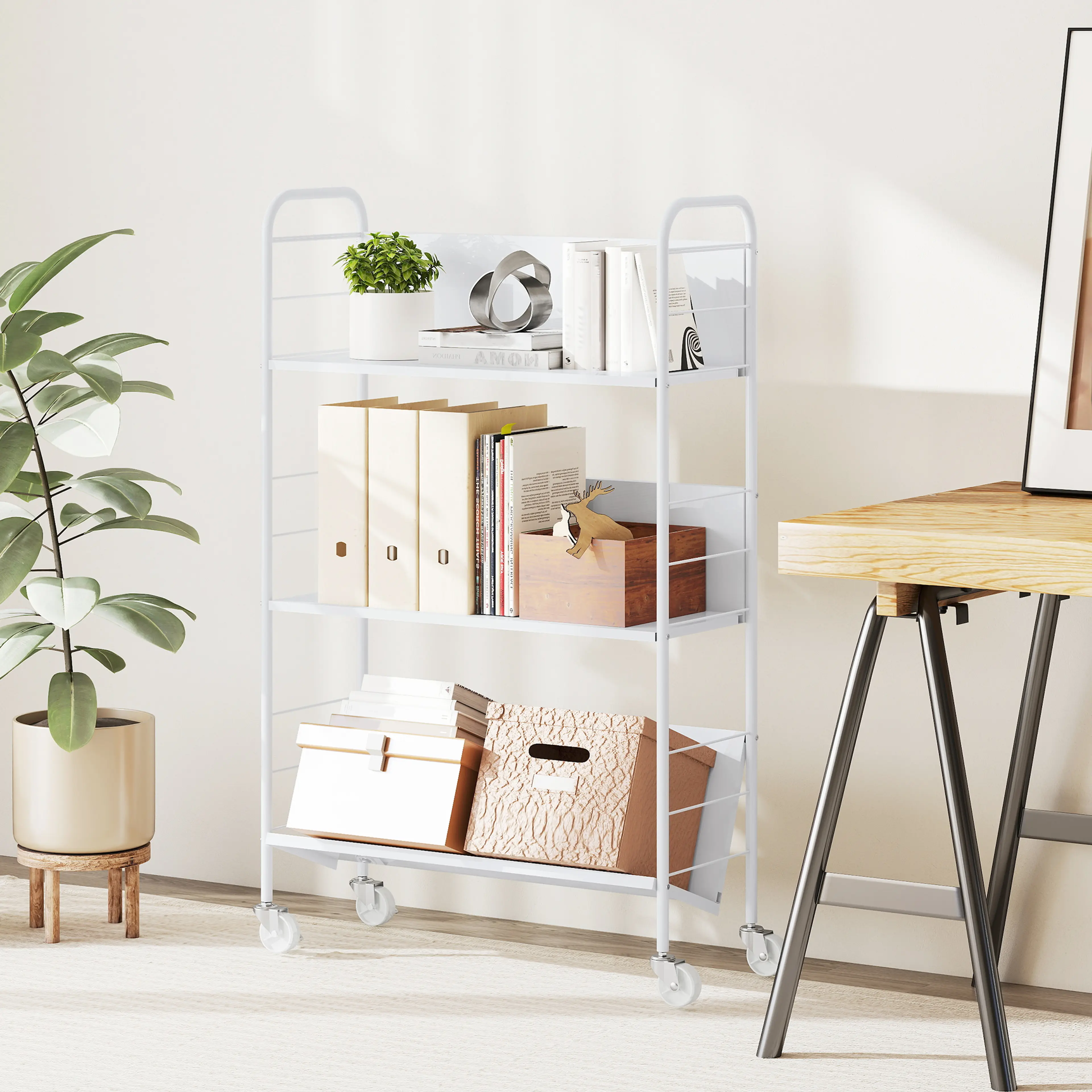 Bokhyllan med pärmar, böcker och lådor bredvid ett skrivbord