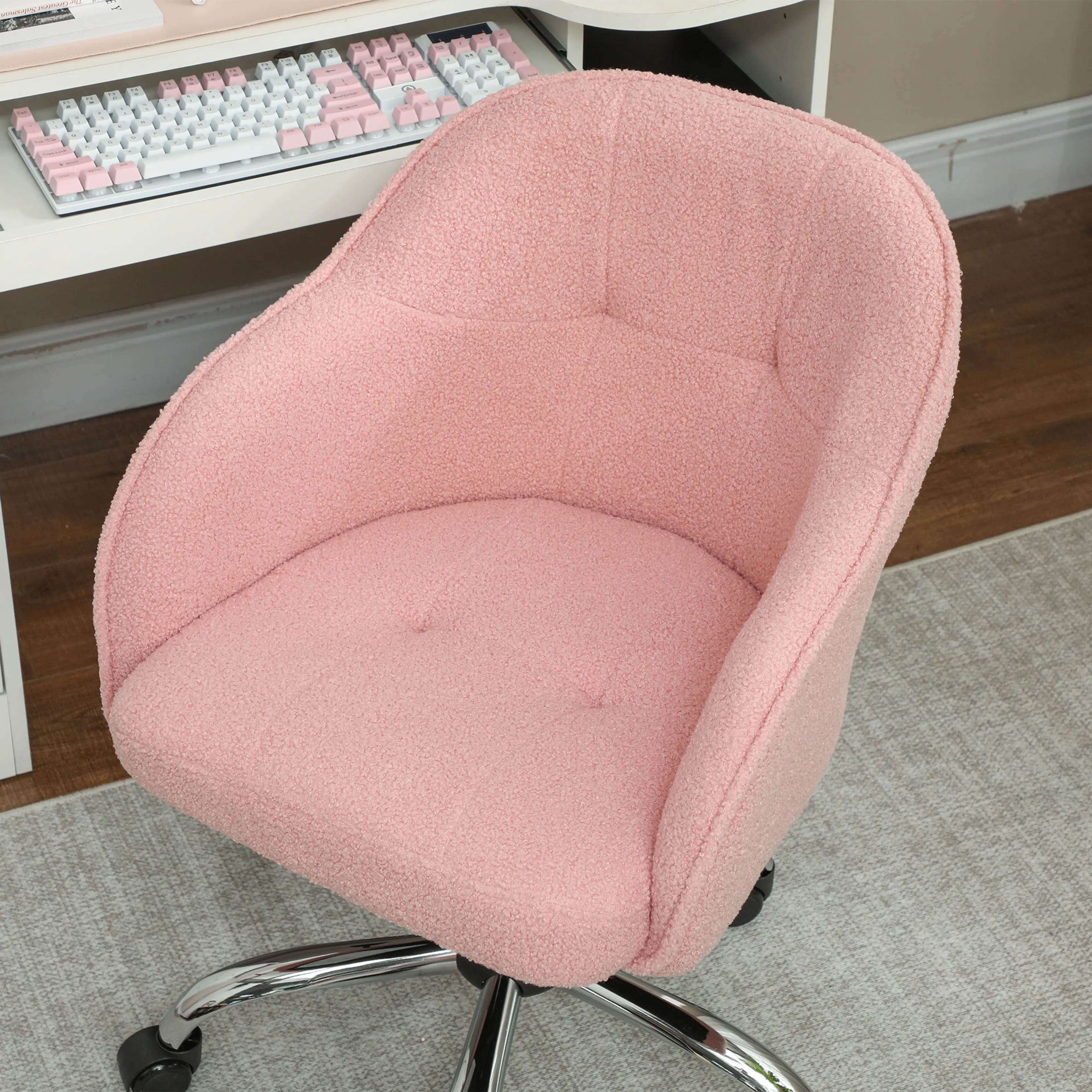 Sminkstol i rosa teddytyg, sedd uppifrån, med sitsen och den karformade ryggen