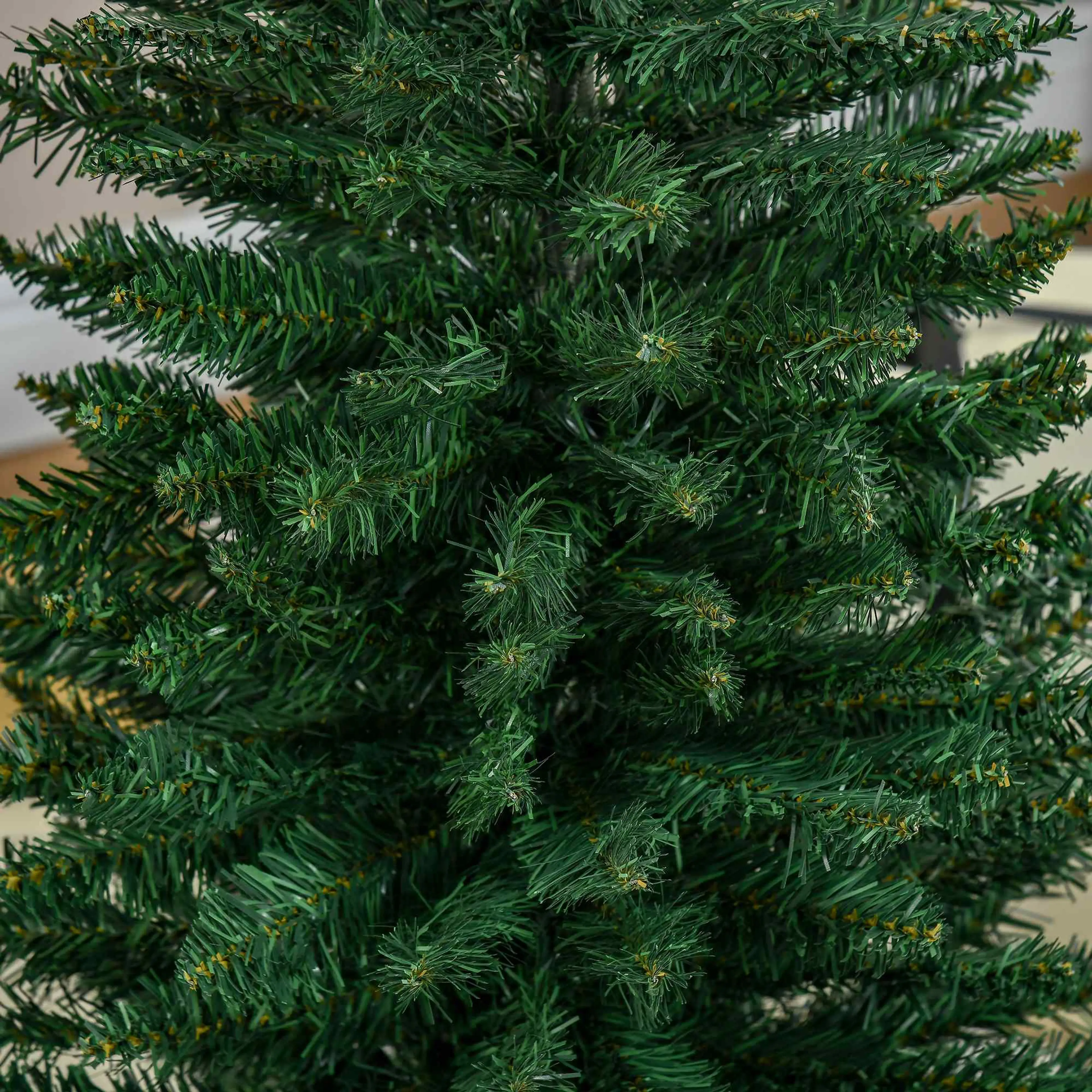 Närbild på julgranens gröna grenar och barr