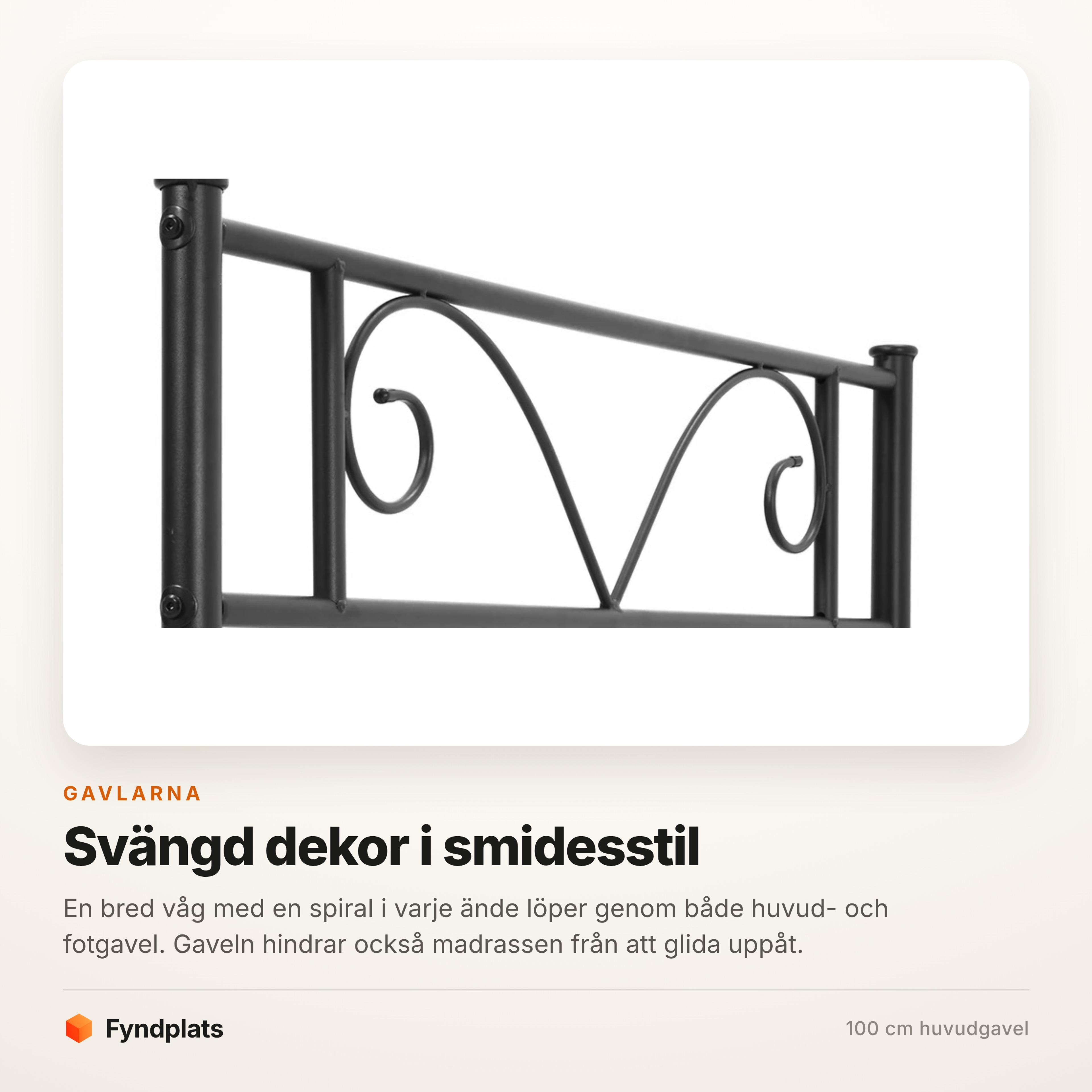 Närbild på gavelns svängda smidesdekor med spiral i varje ände
