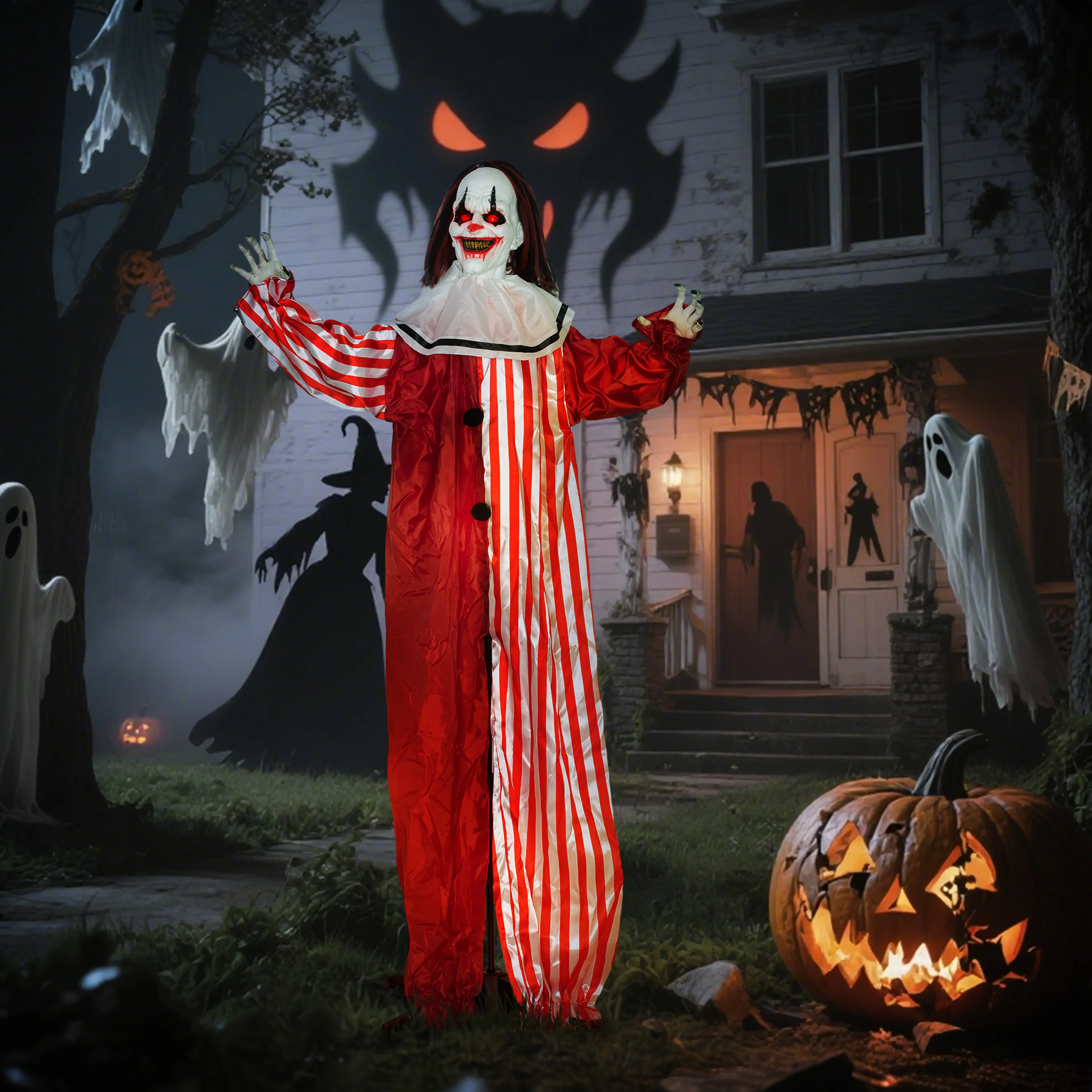 Clownen med utsträckta armar framför ett hus en halloweenkväll