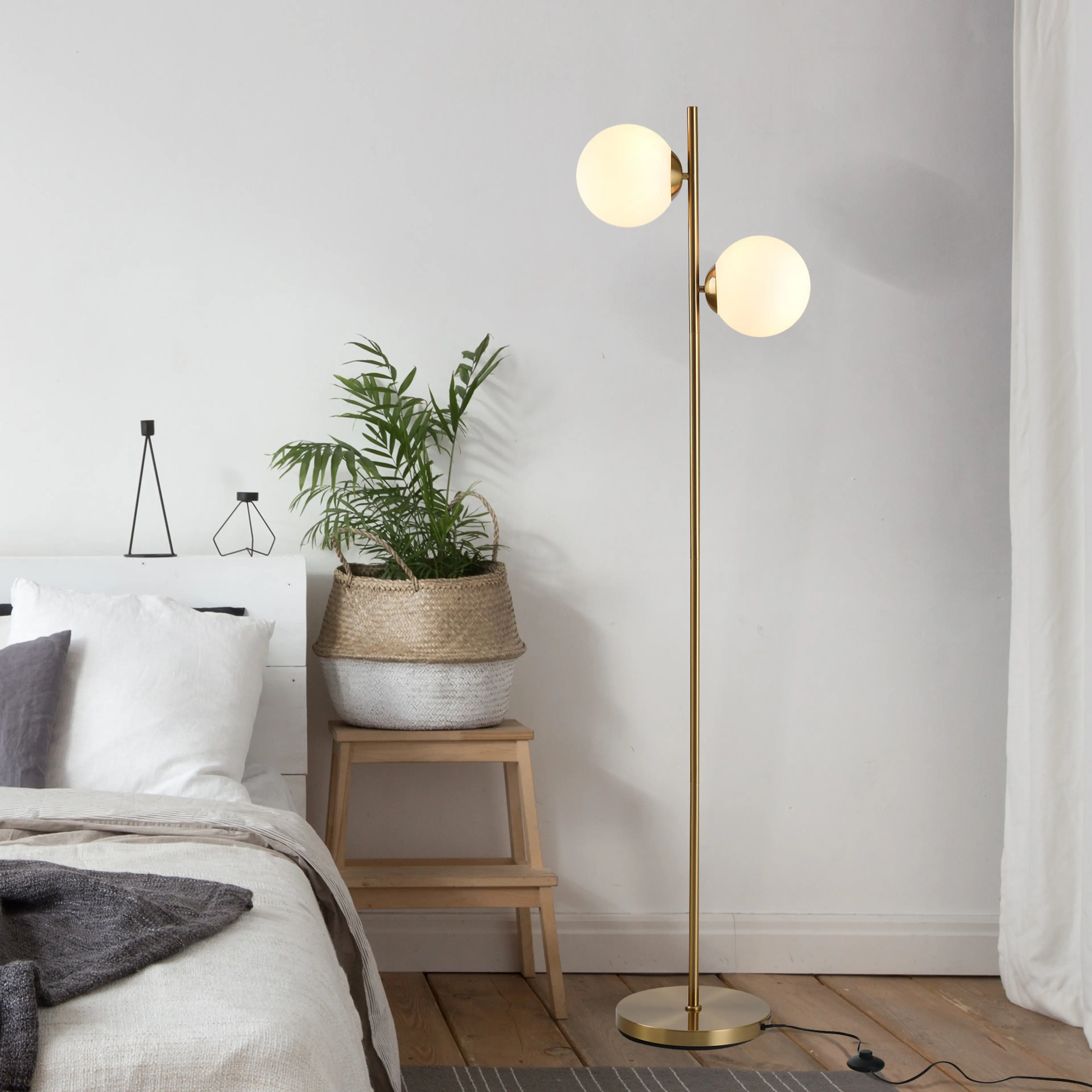Golvlampa med två glasklot 165 cm – guldfärgad stam, två E27 – bild 3