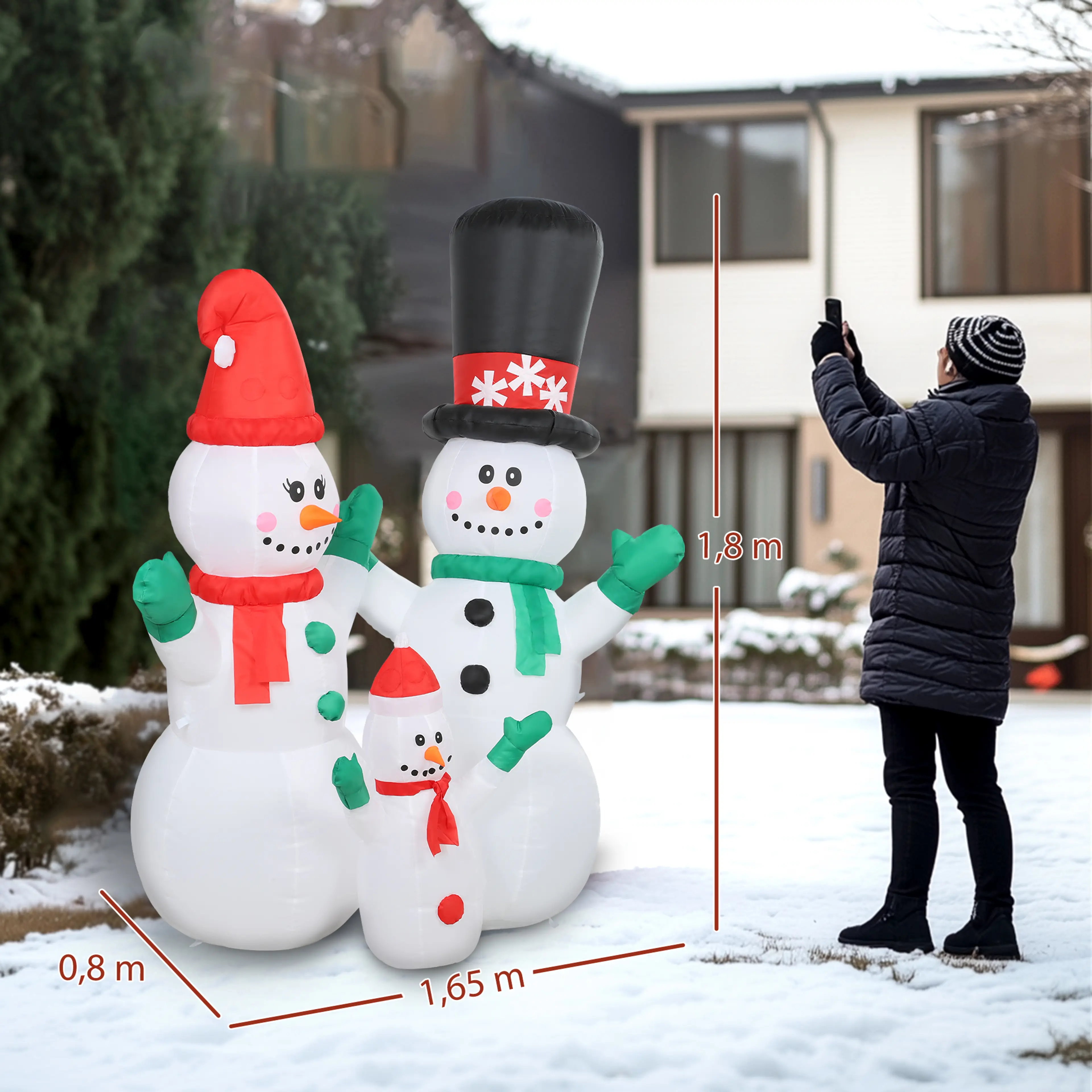 Måttskiss där snögubbefamiljen på 1,8 m jämförs med en person och mäter 1,65 m i bredd