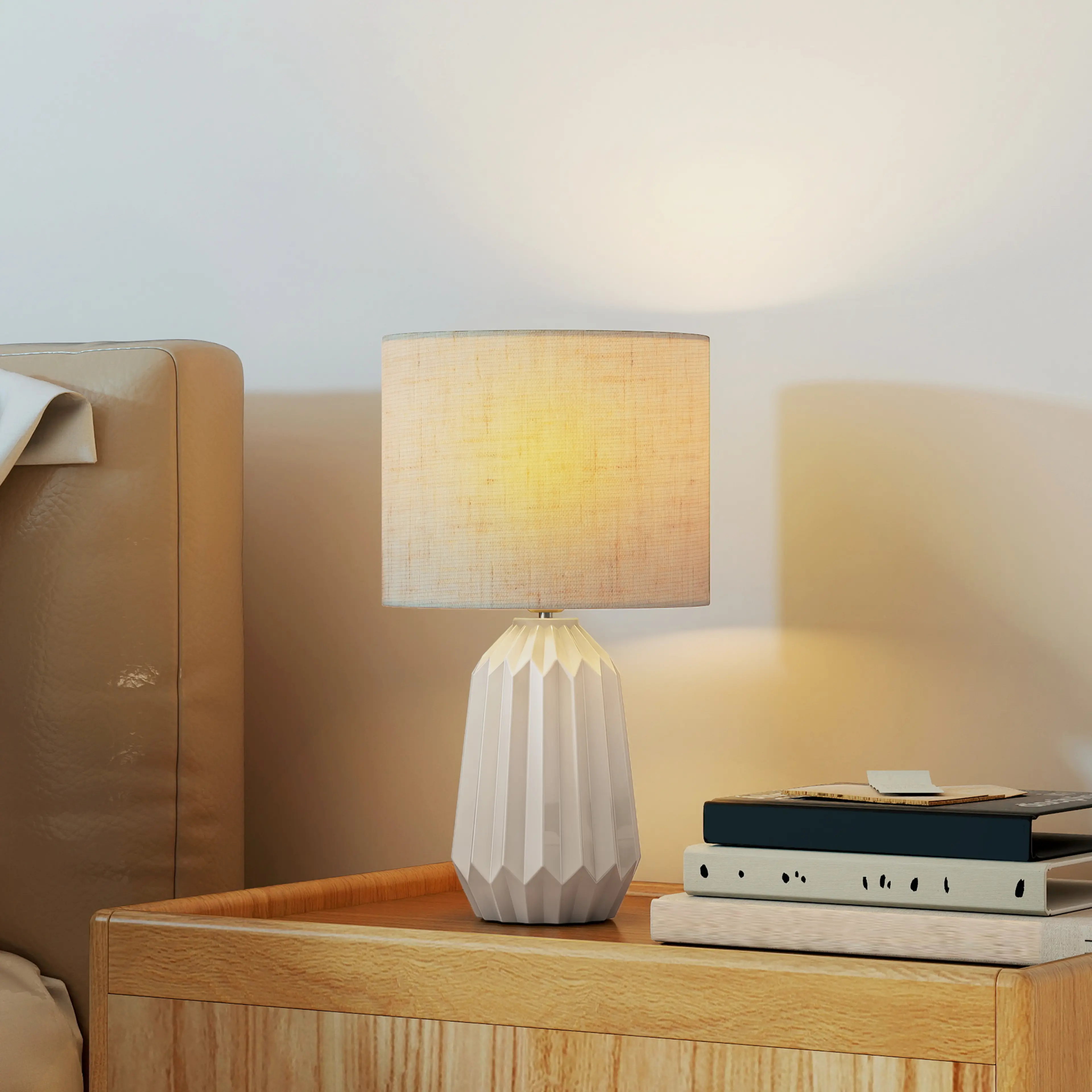 Bordslampa i keramik 39 cm – fasetterad vit fot och linneskärm – bild 6