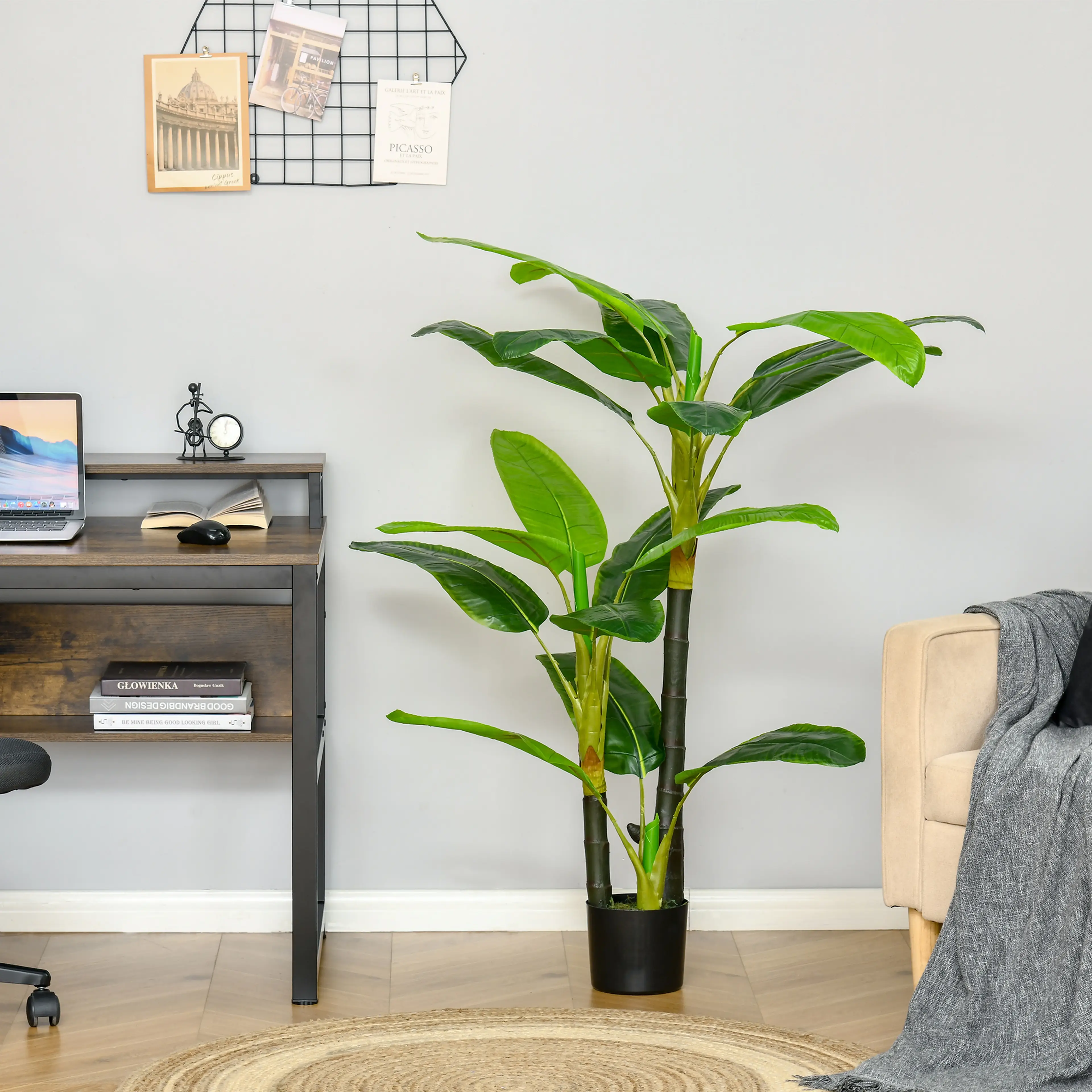 Bananväxten bredvid ett skrivbord och en fåtölj