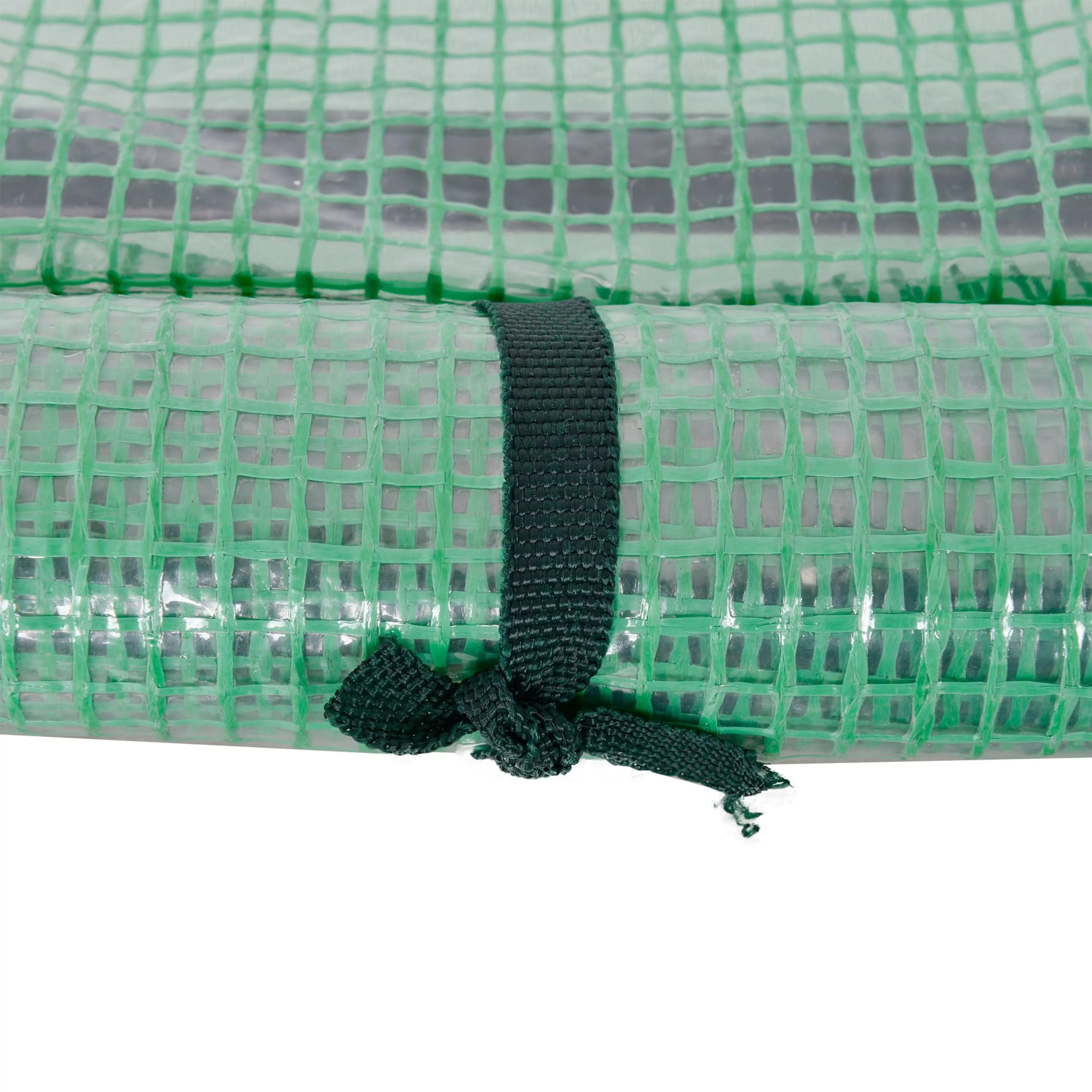 Närbild på den gröna plastduken, upprullad och fastknuten med ett band