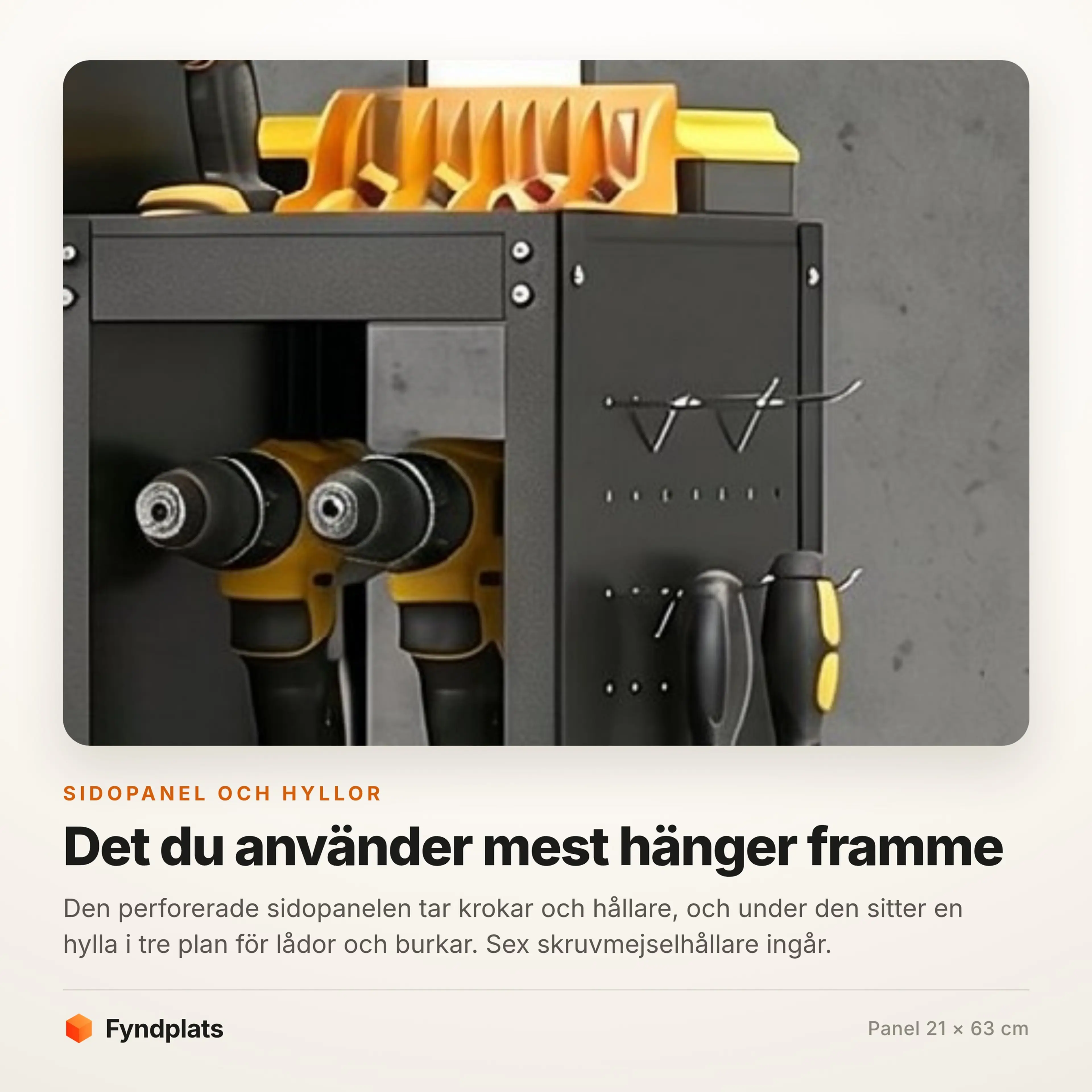 Perforerad sidopanel med skruvmejselhållare och hylla i tre plan