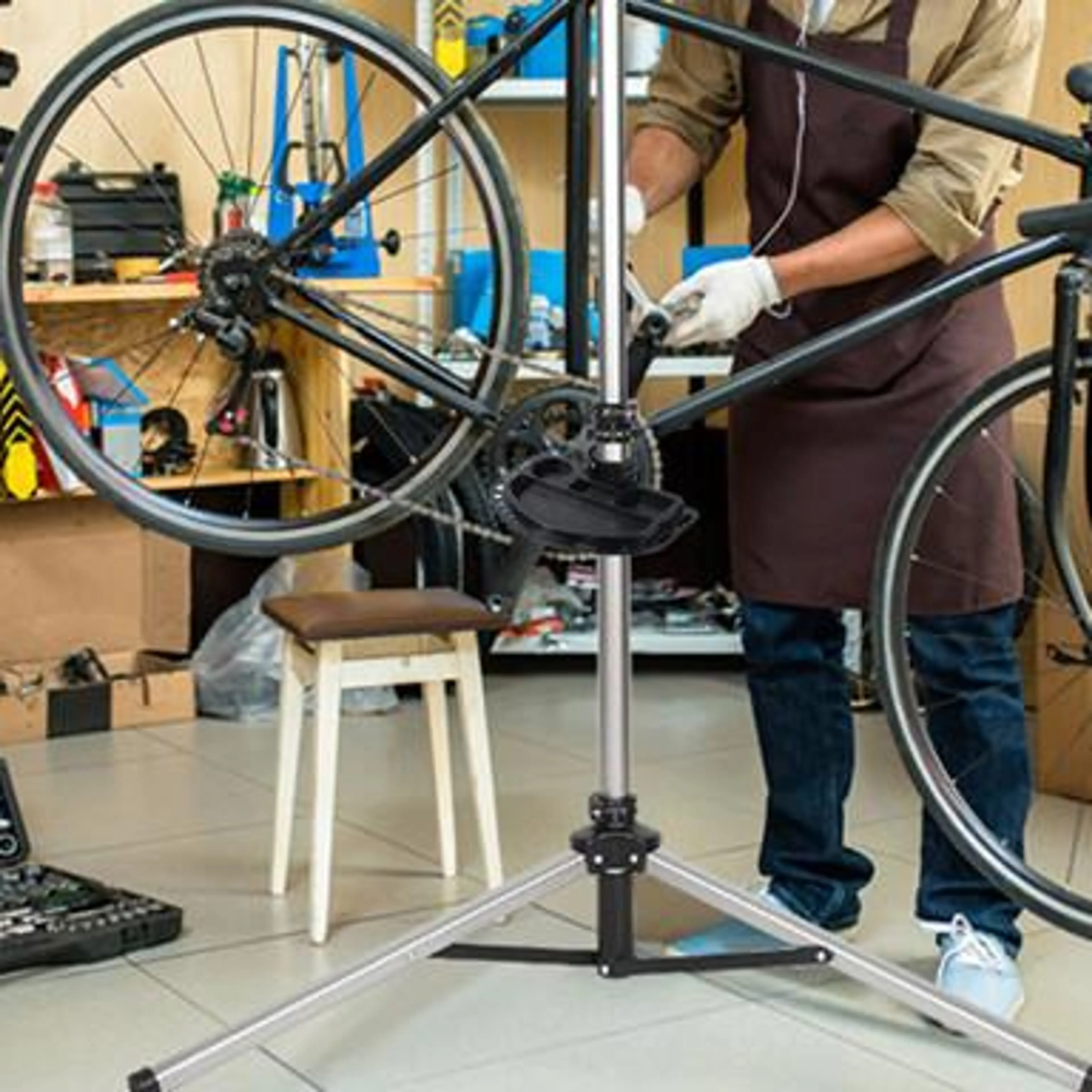 Cykel monterad i WEST BIKING mekställ i verkstad med verktyg inom räckhåll