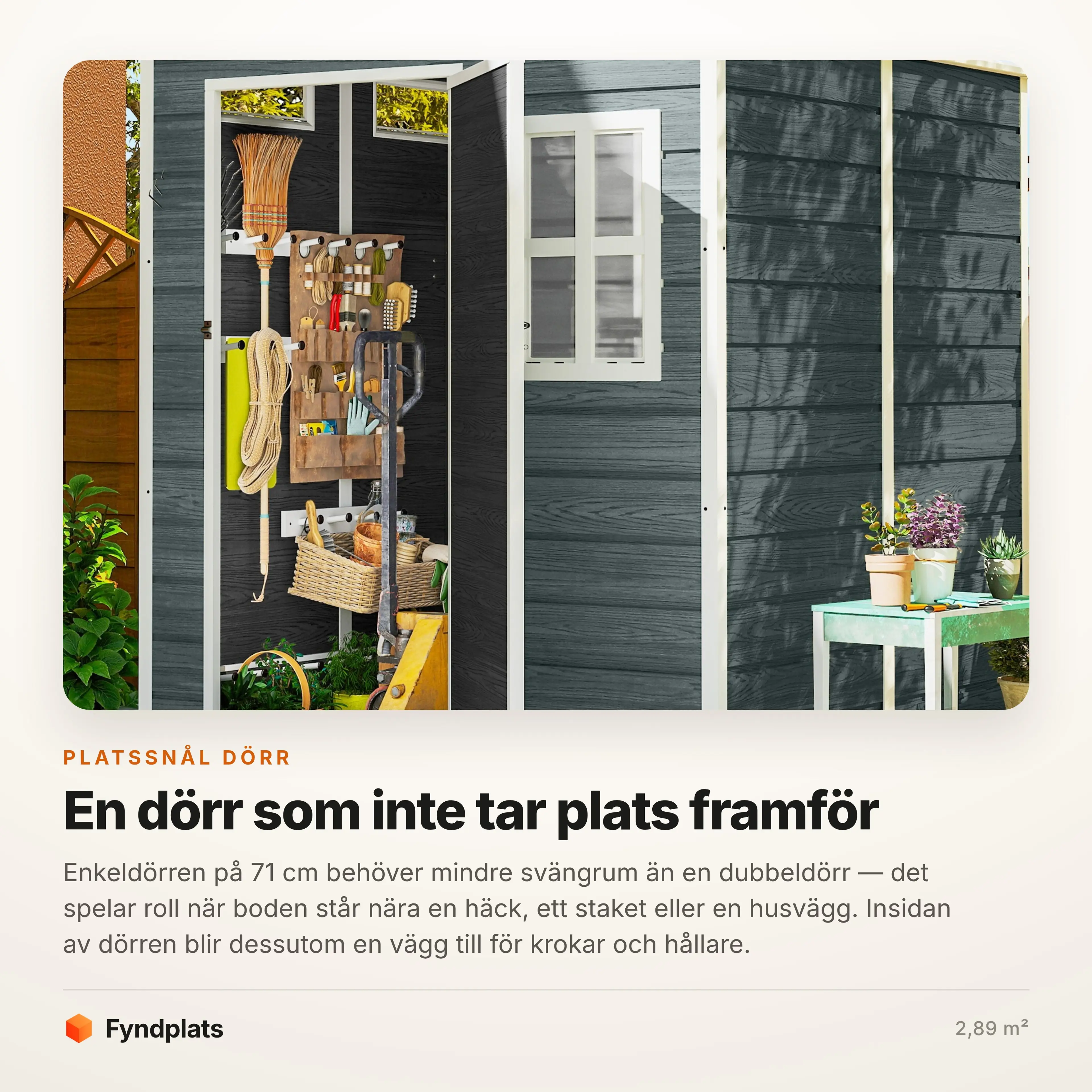 Enkeldörren öppen med krokar och hållare på insidan