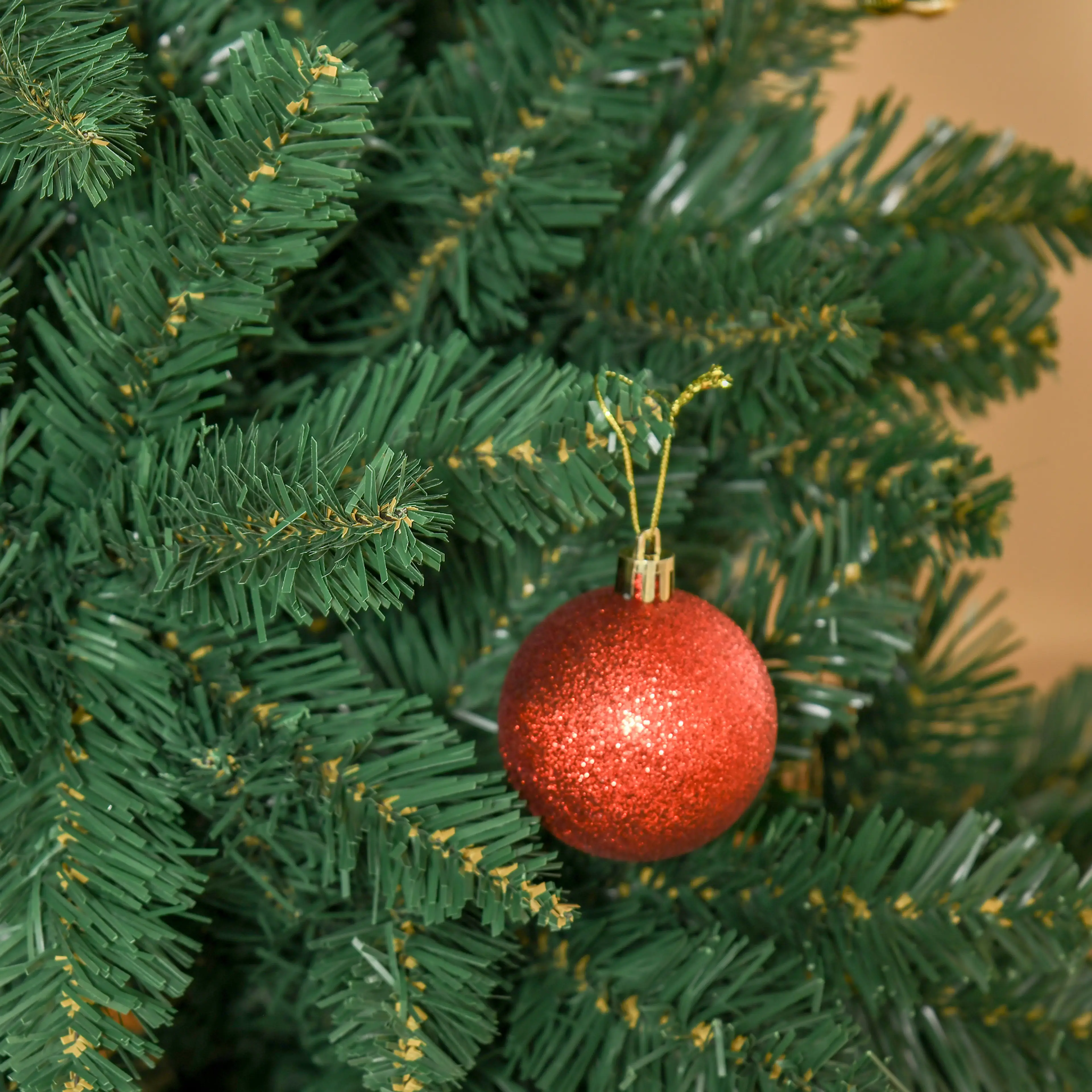 Detalj av gren med röd julkula