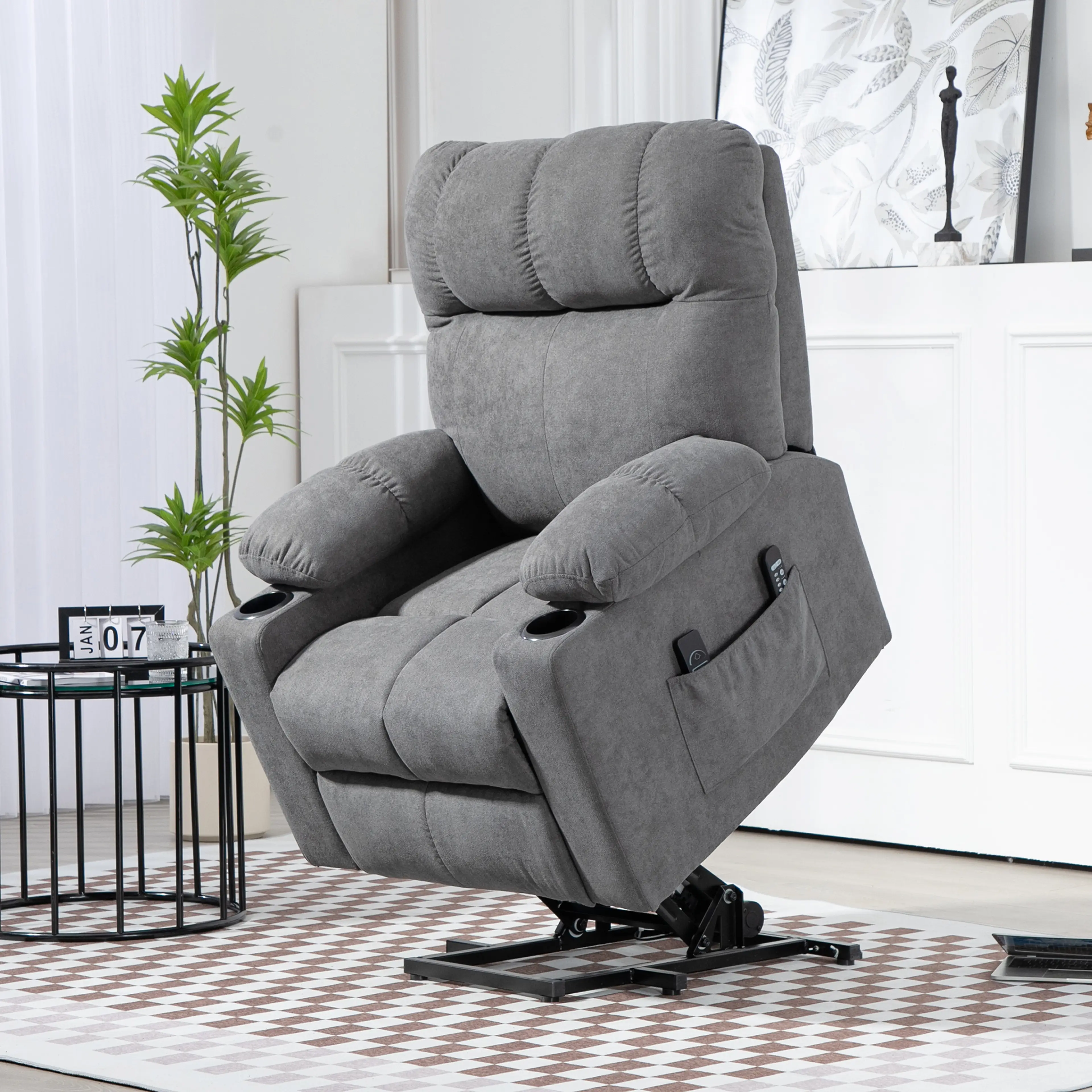 Fåtöljen i ett vardagsrum med sitsen i upplyft läge