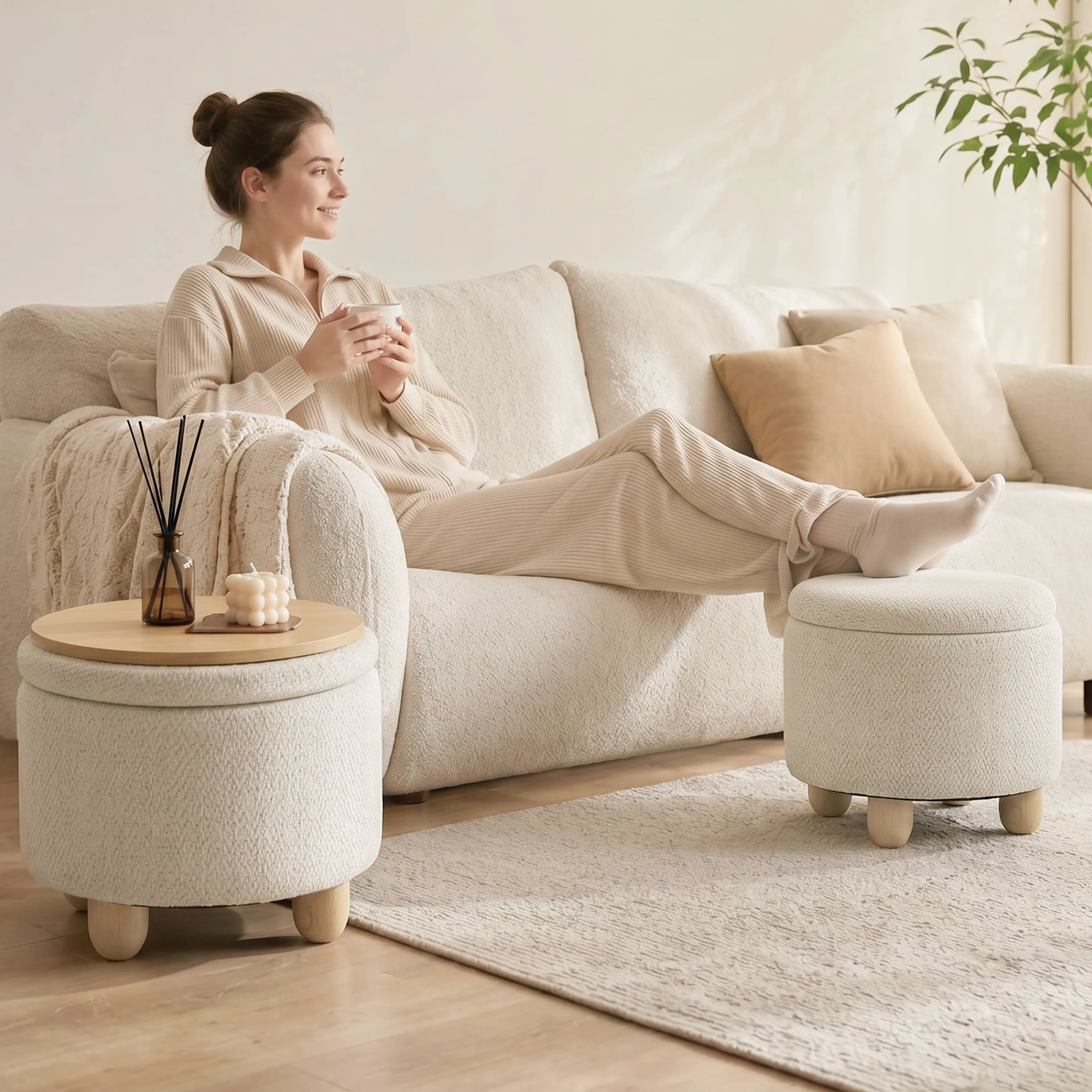 Två pallar vid soffan, den ena med locket vänt som bord