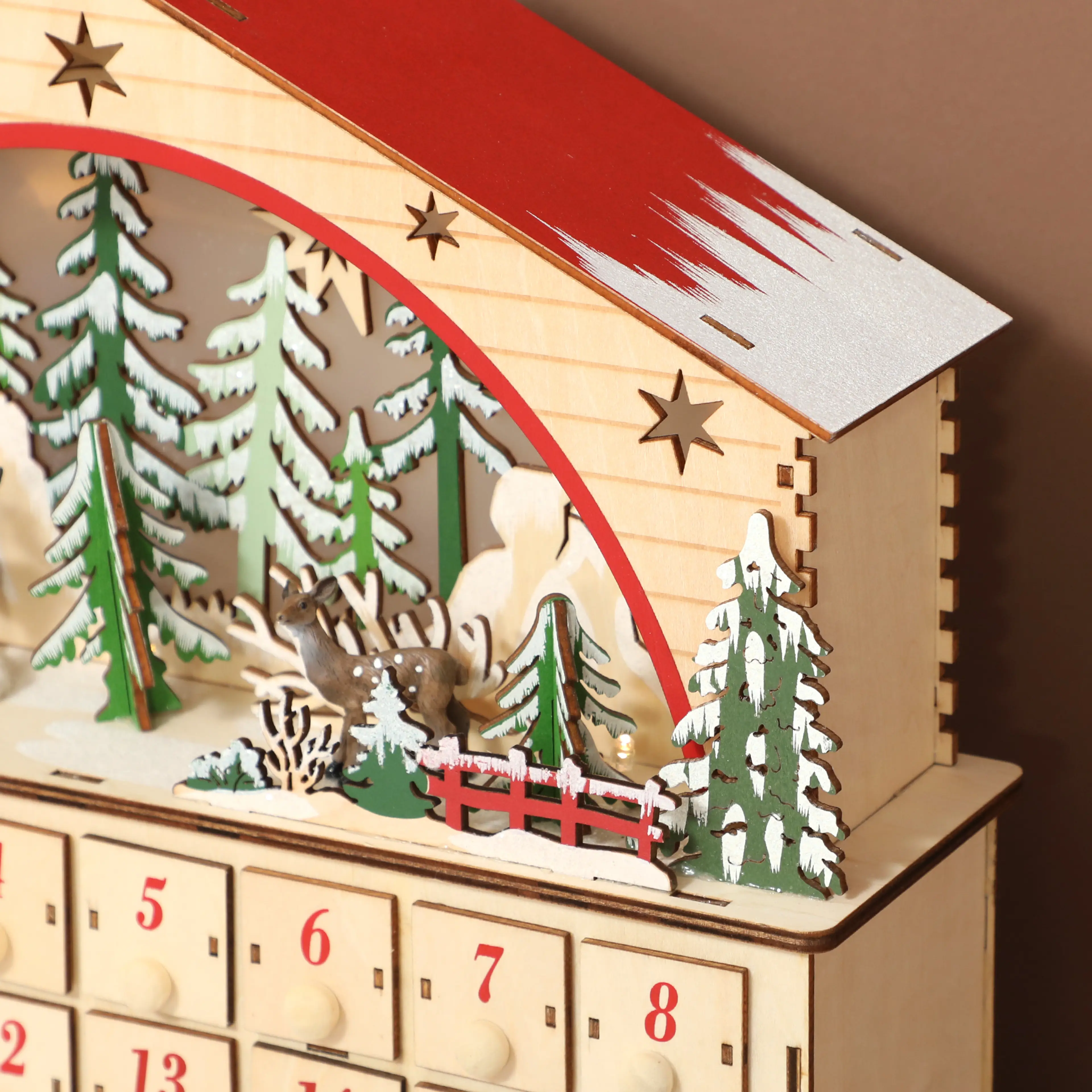 Detalj av byscenen med snötäckta granar och stjärnor