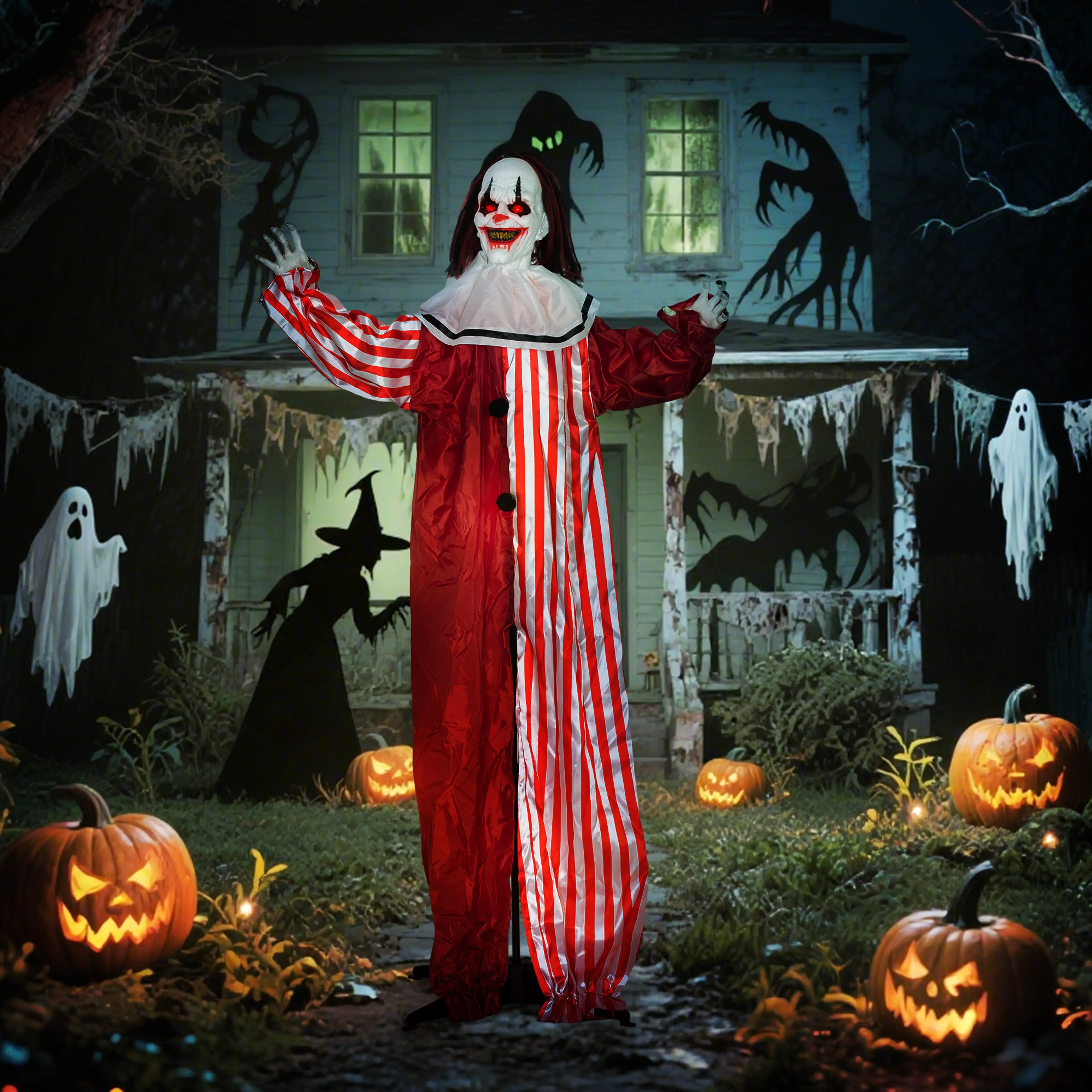 Clownen framför ett spökhus med lysande pumpor och spöken i trädgården