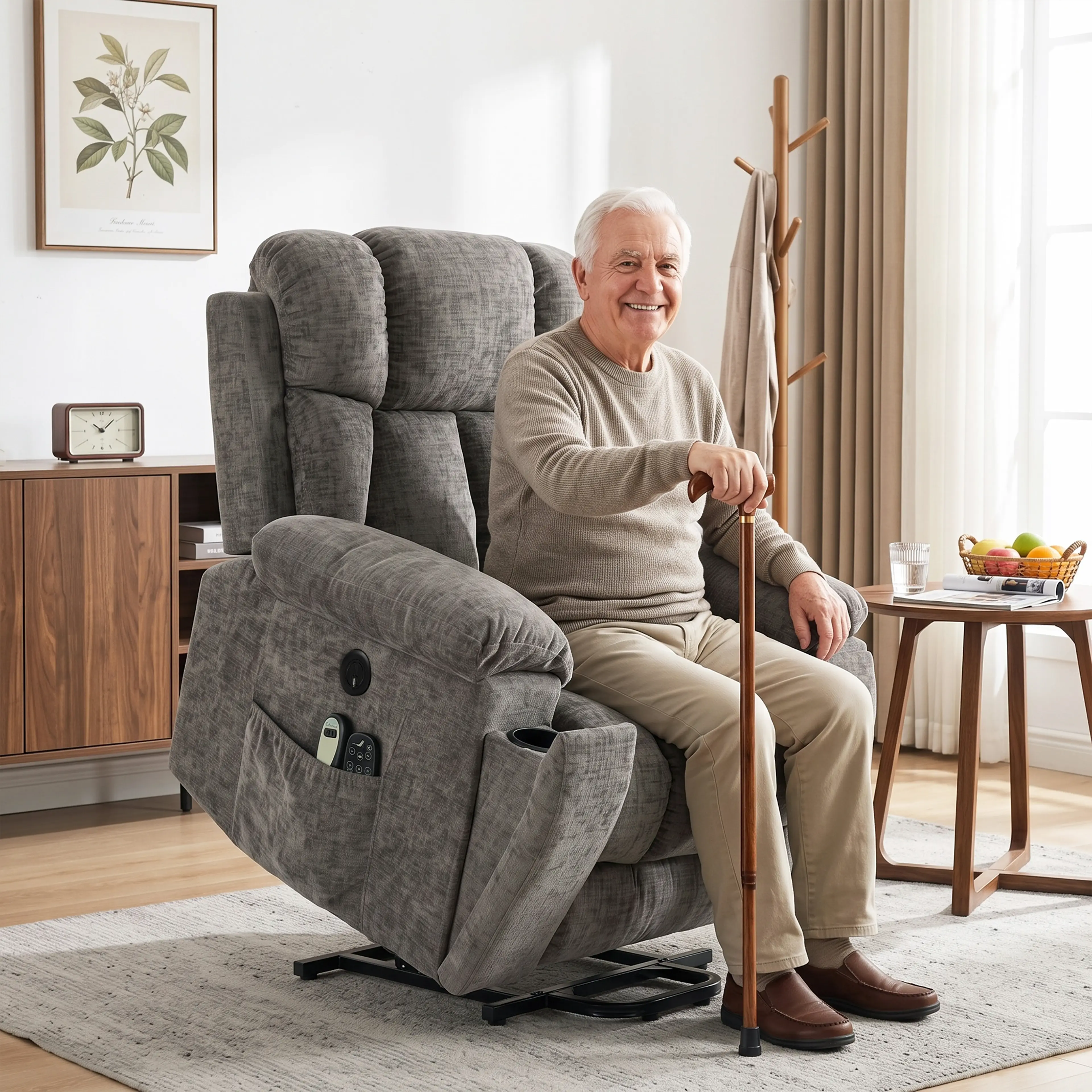 En äldre man med käpp sitter i fåtöljen när den är upplyft