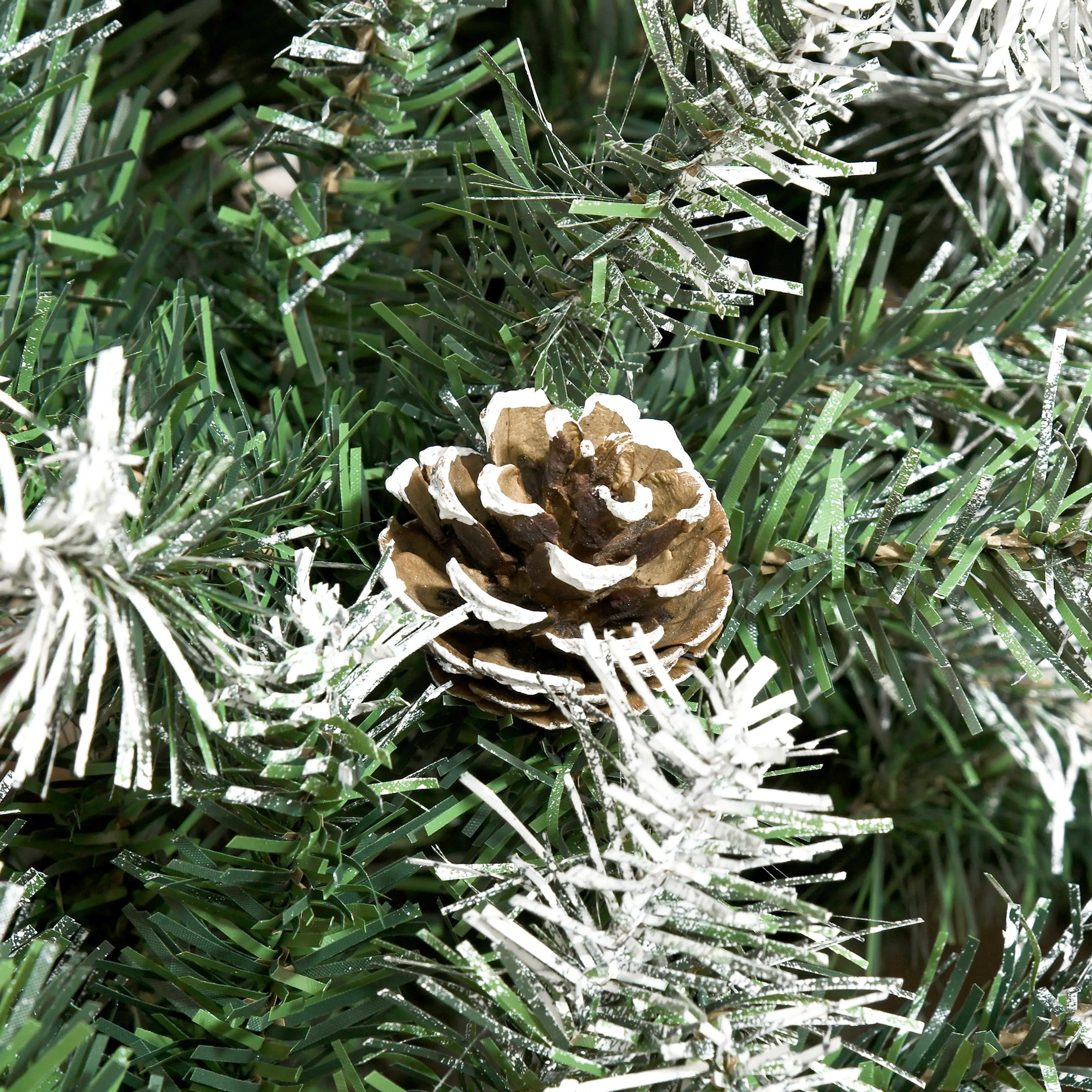 Detalj av de vitmålade grenspetsarna