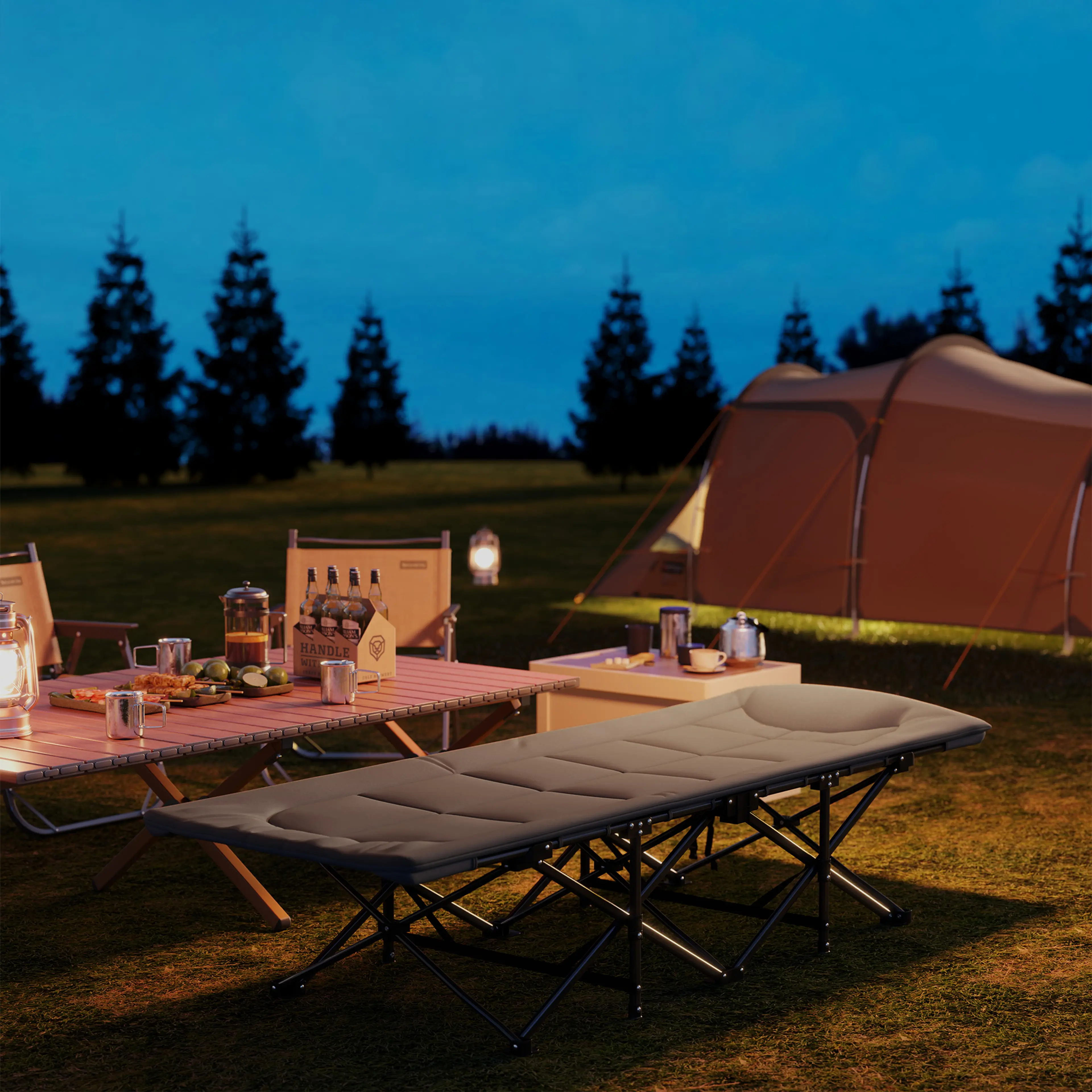 Campingsängen uppställd vid ett tält i kvällsljus