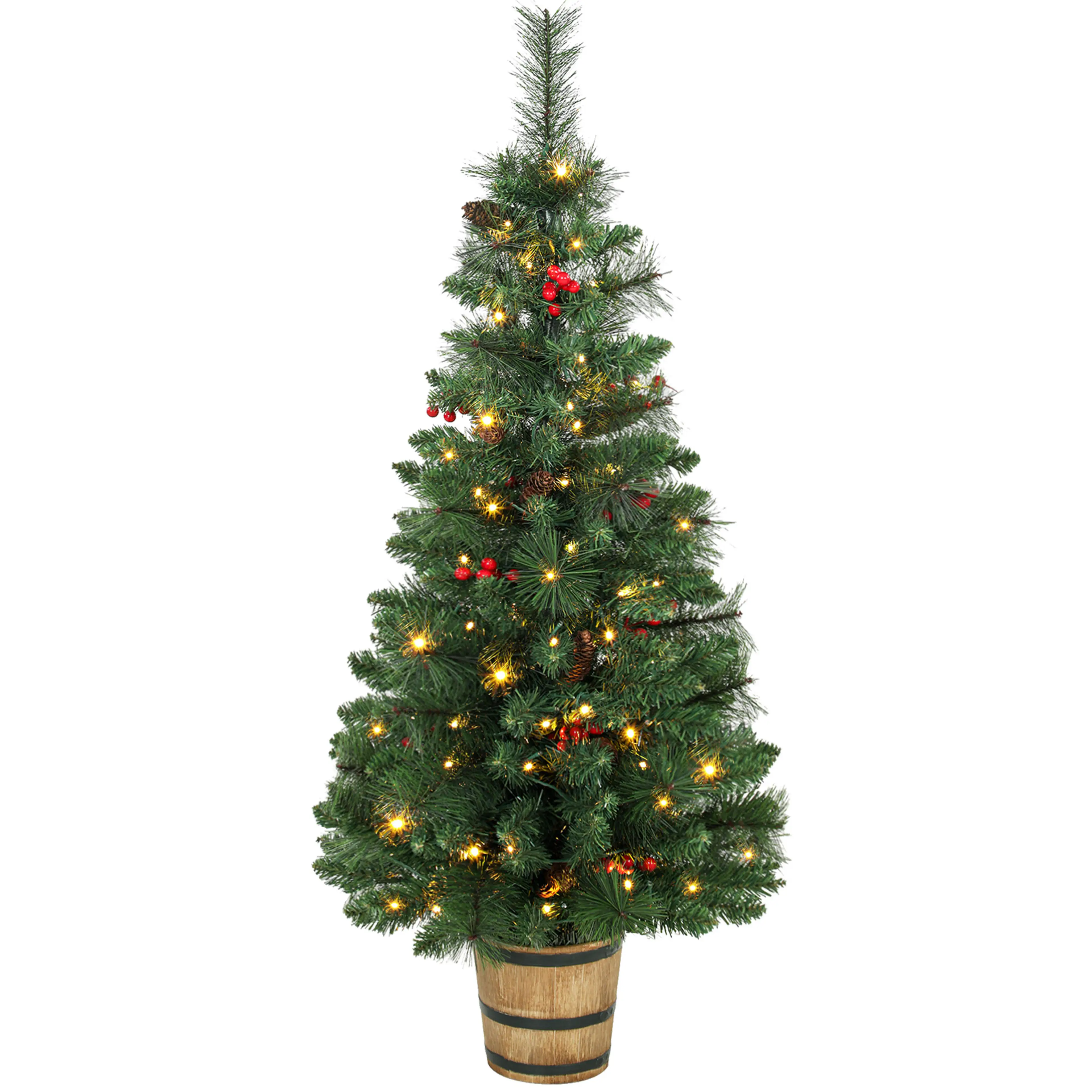 Julgran på 120 cm i tunnkruka, pyntad med kottar och röda bär och tänd i varmvitt, på vit bakgrund