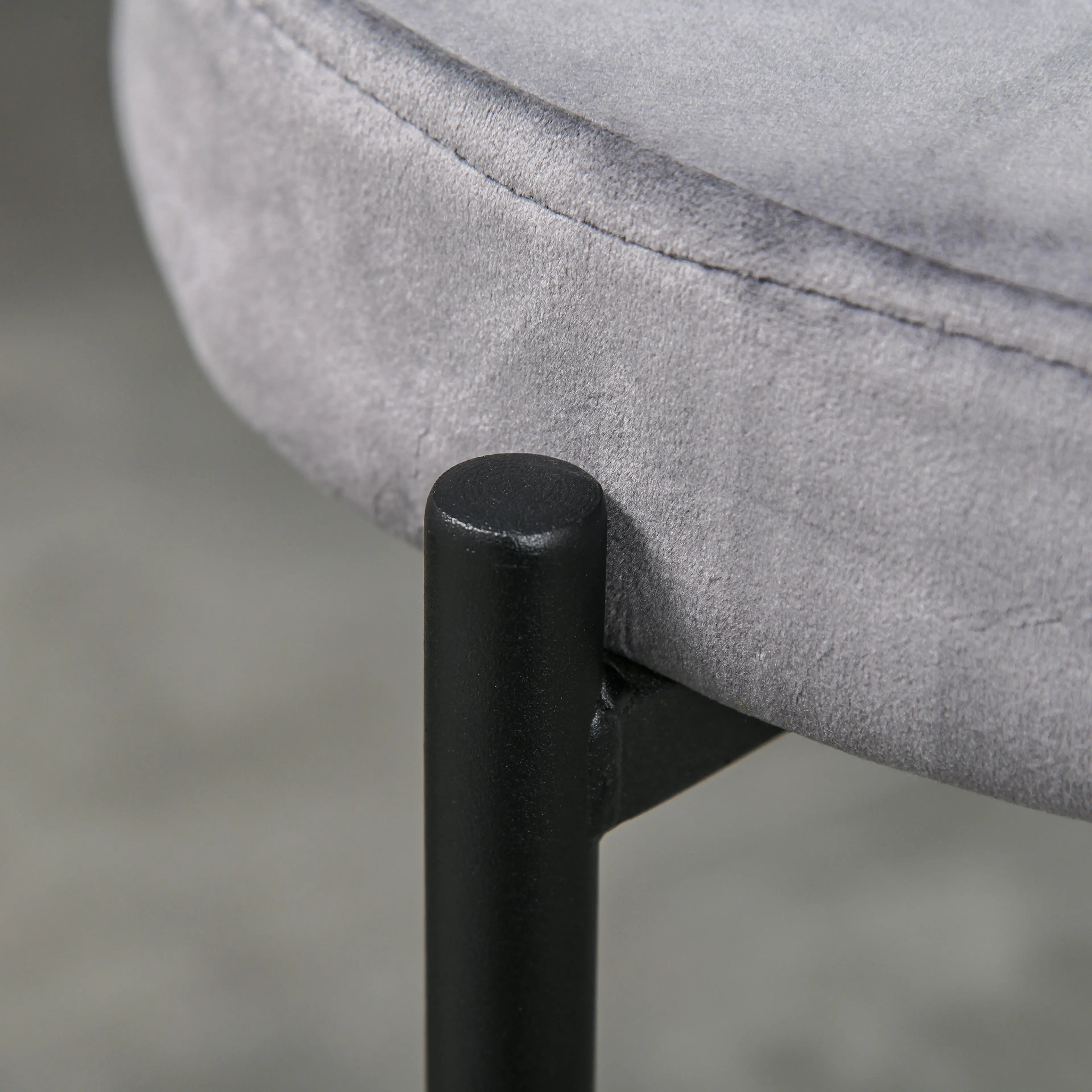 Detalj av benets infästning under sitsen