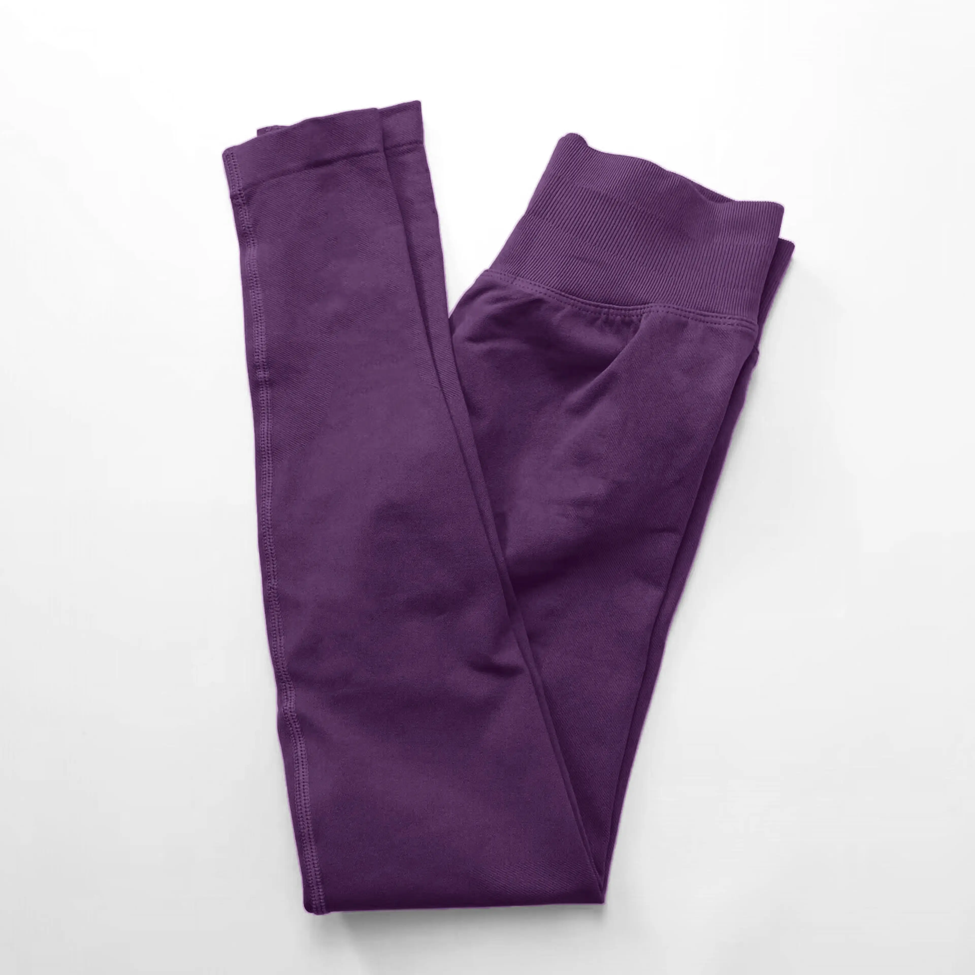 Leggings i druvlila, en djup aubergine