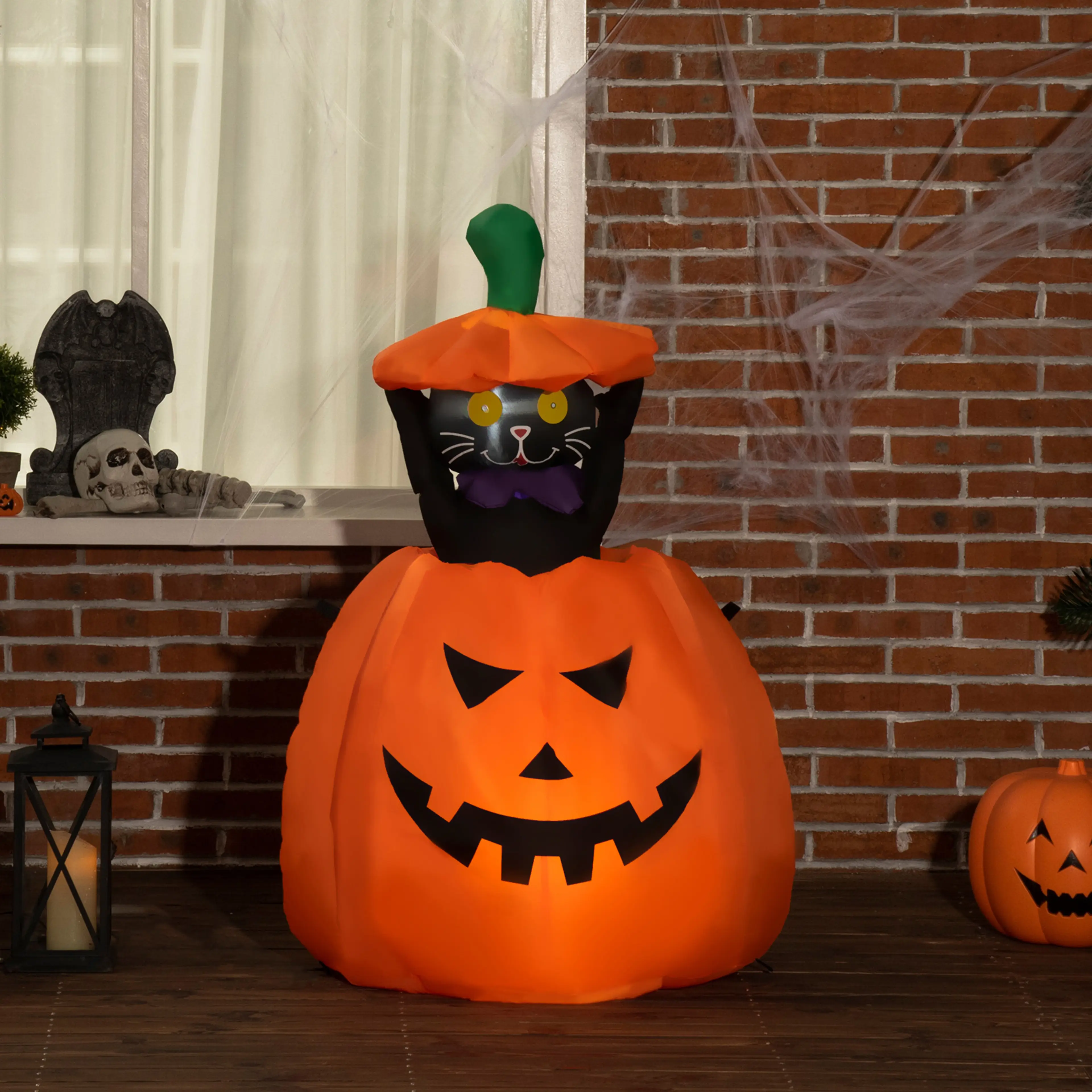 Pumpan står tänd vid en tegelvägg med spindelnät