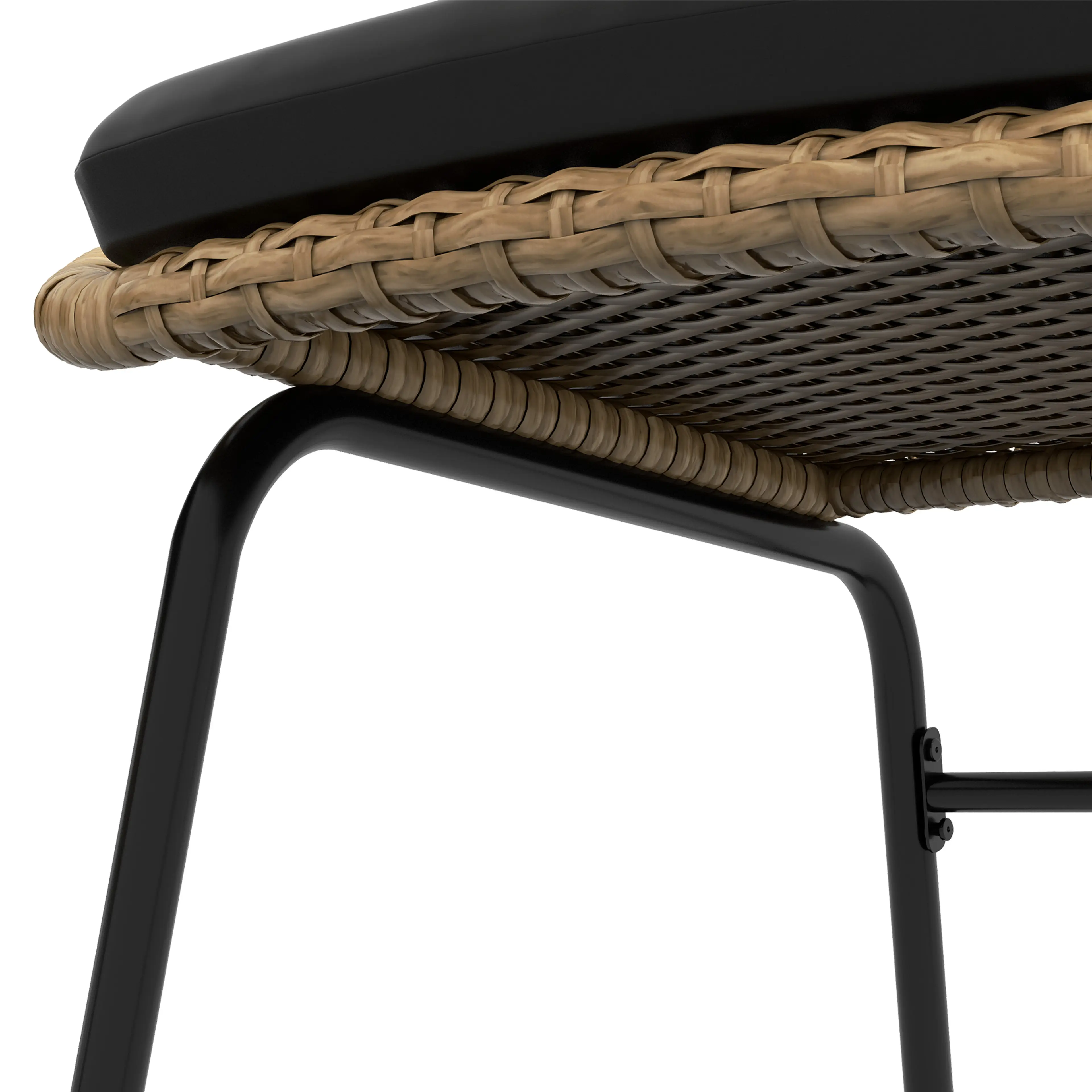 Närbild på stolens undersida med flätad rattan, en svart dyna och ett svart stålben