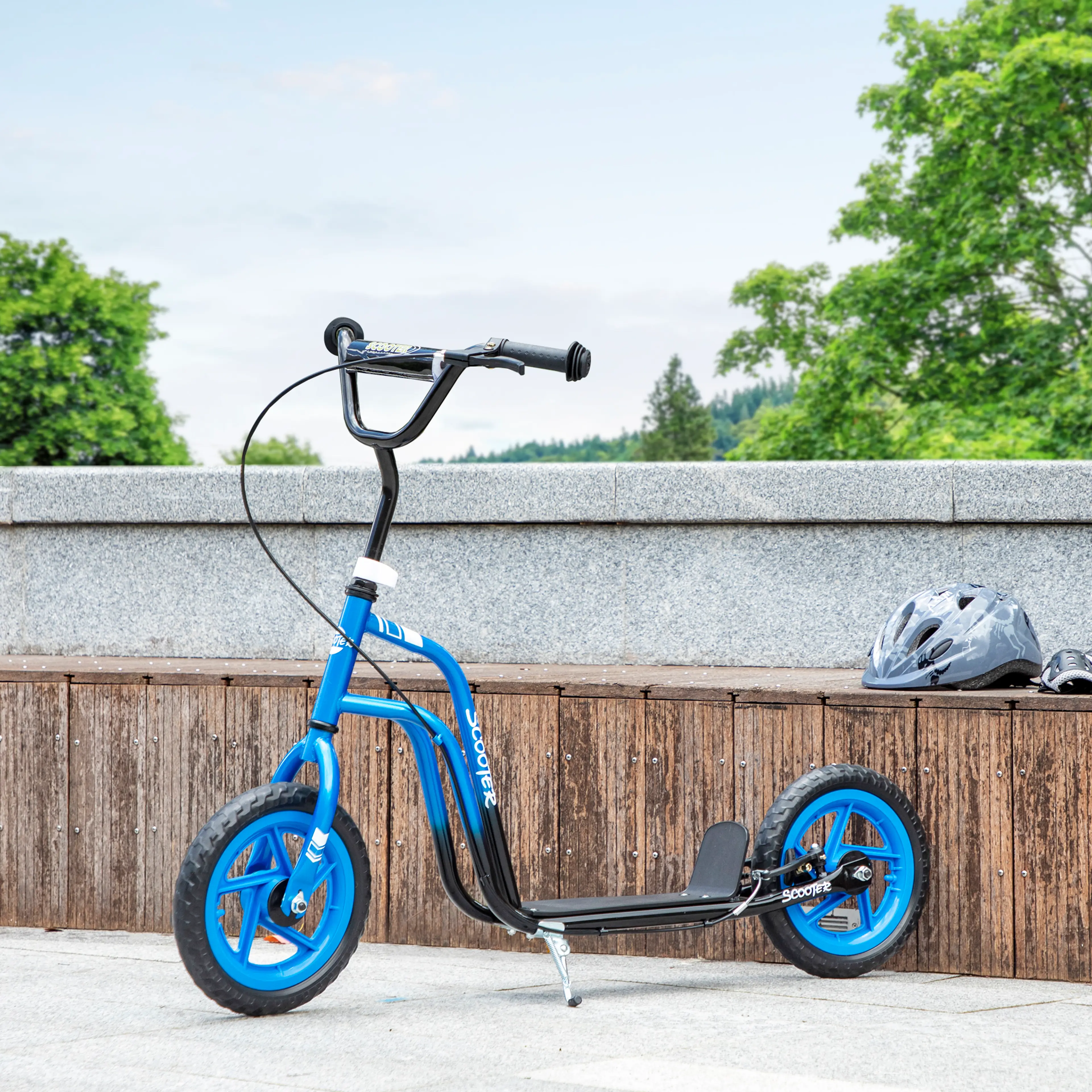 Den blå sparkcykeln uppställd vid en mur med hjälmen bredvid