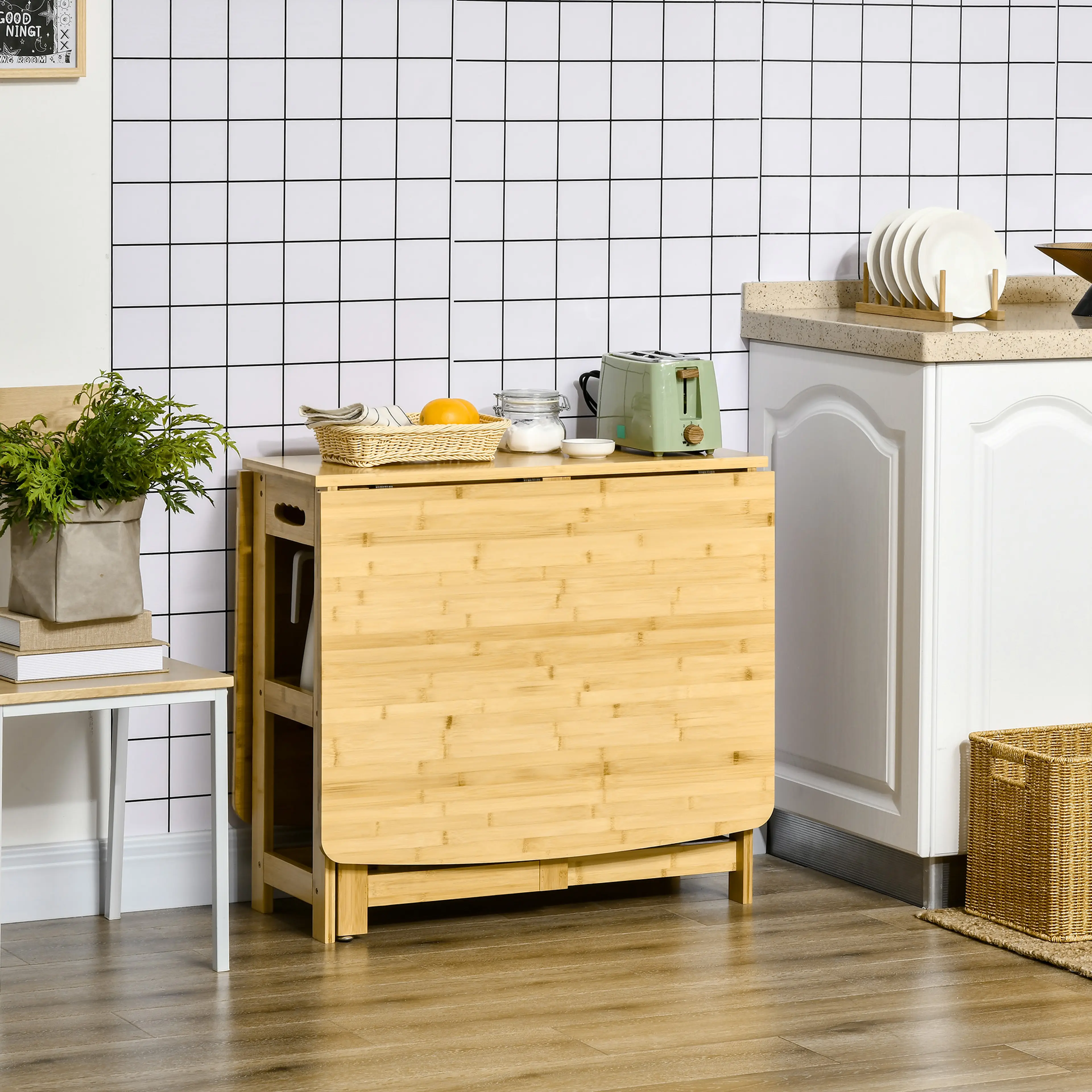 Bordet helt hopfällt som en smal pelare i ett kök