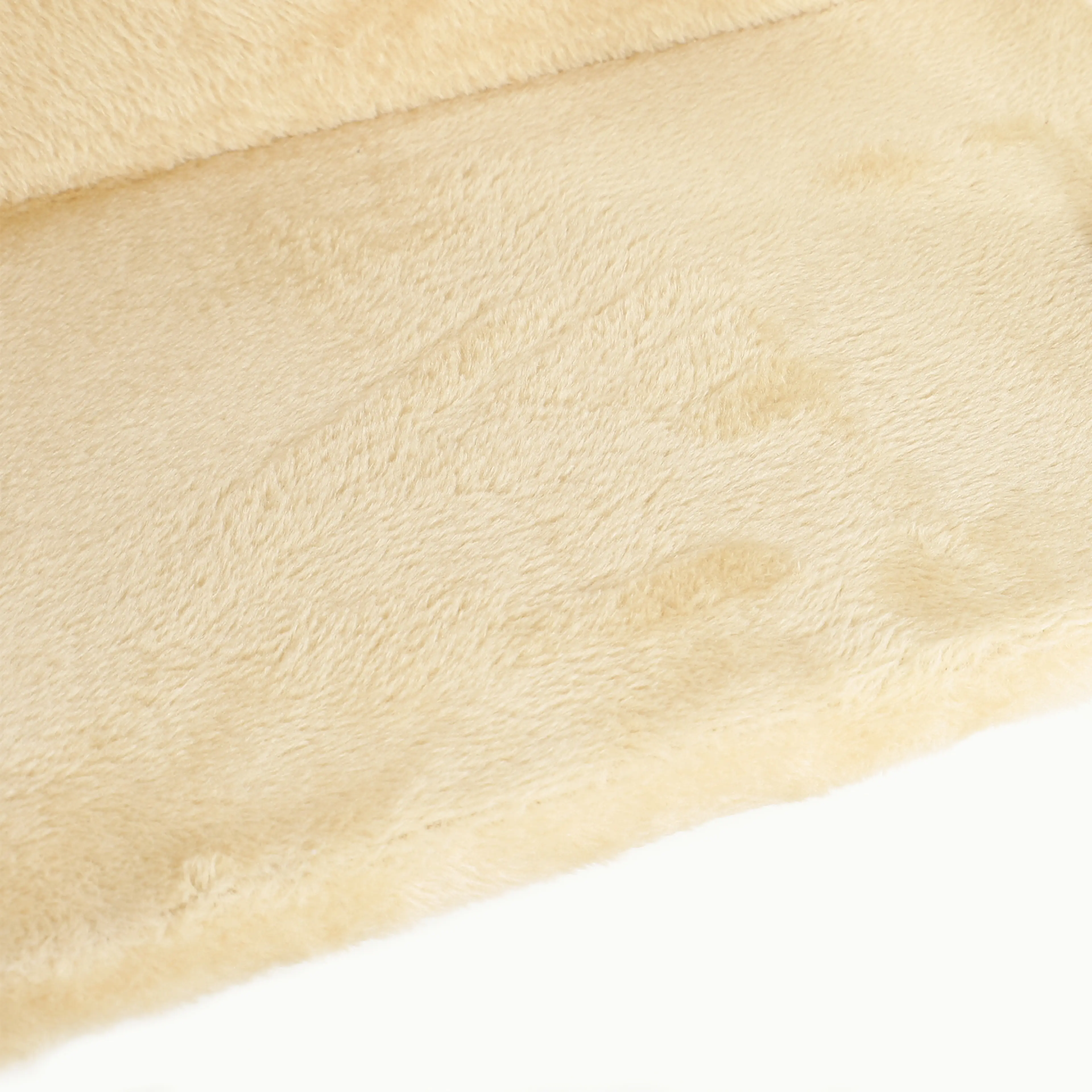 Närbild på den mjuka beige plyschen på en hylla