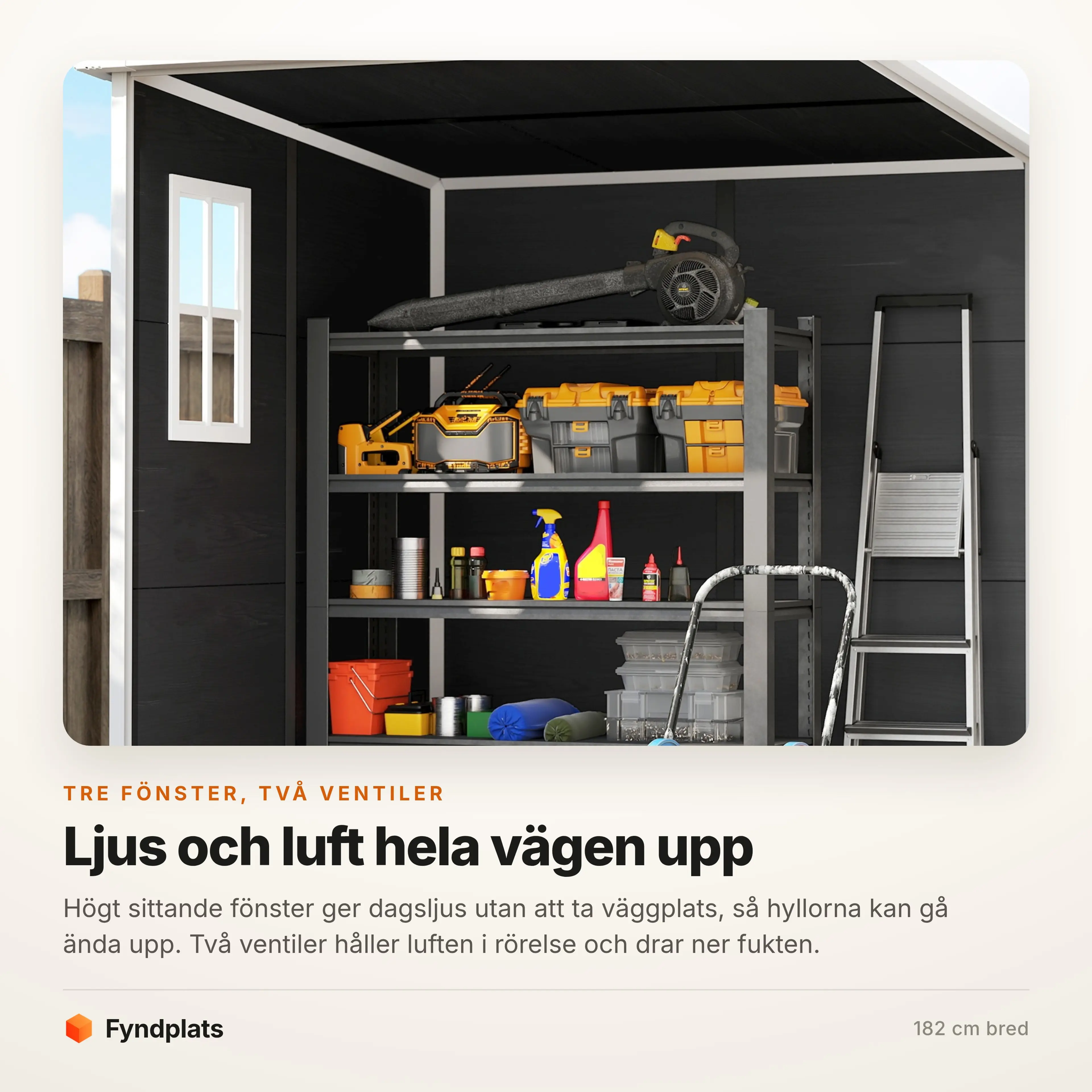 Insidan med hyllor upp till taket och högt sittande fönster