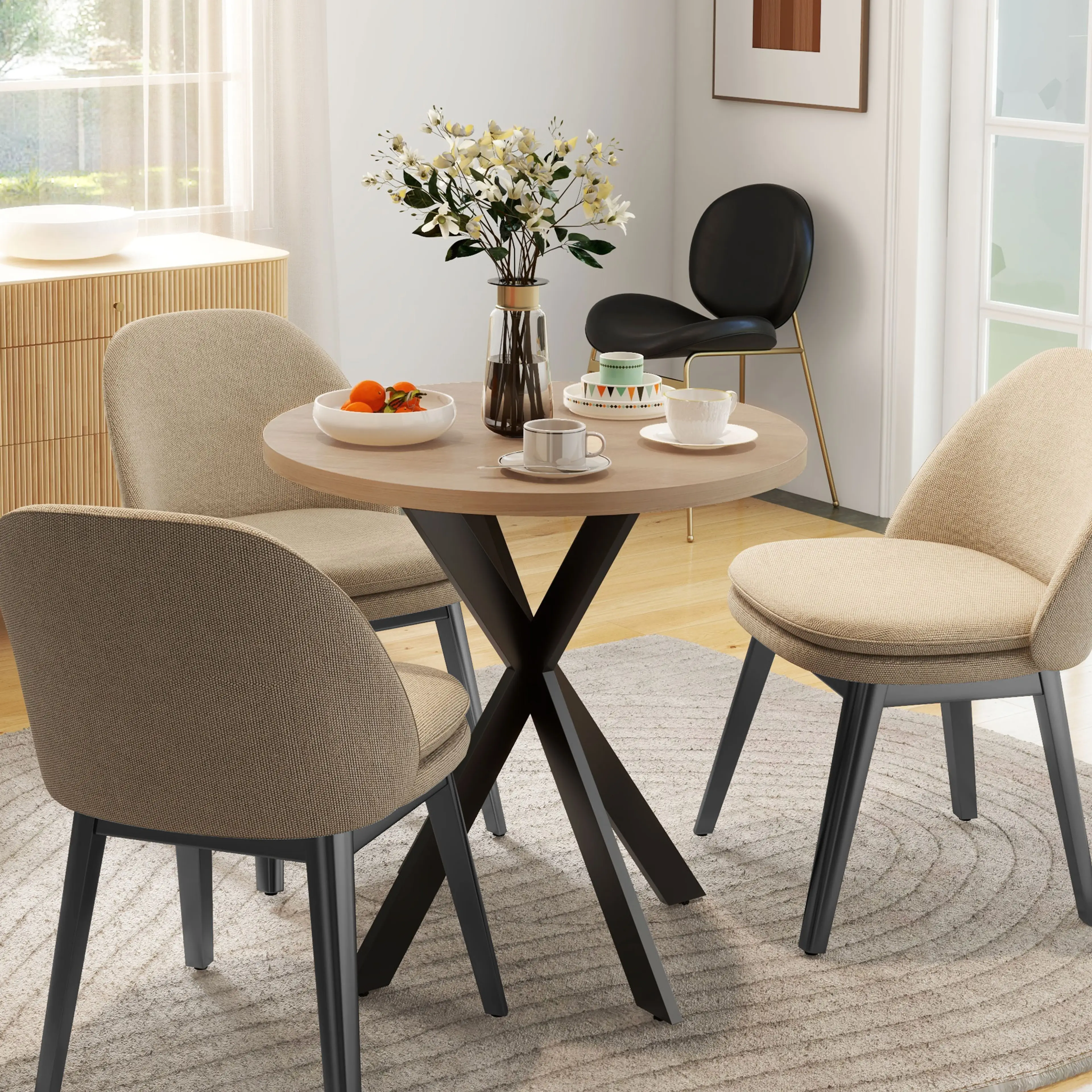 Det runda matbordet med två beige stolar, frukt och kaffekoppar i ett ljust kök