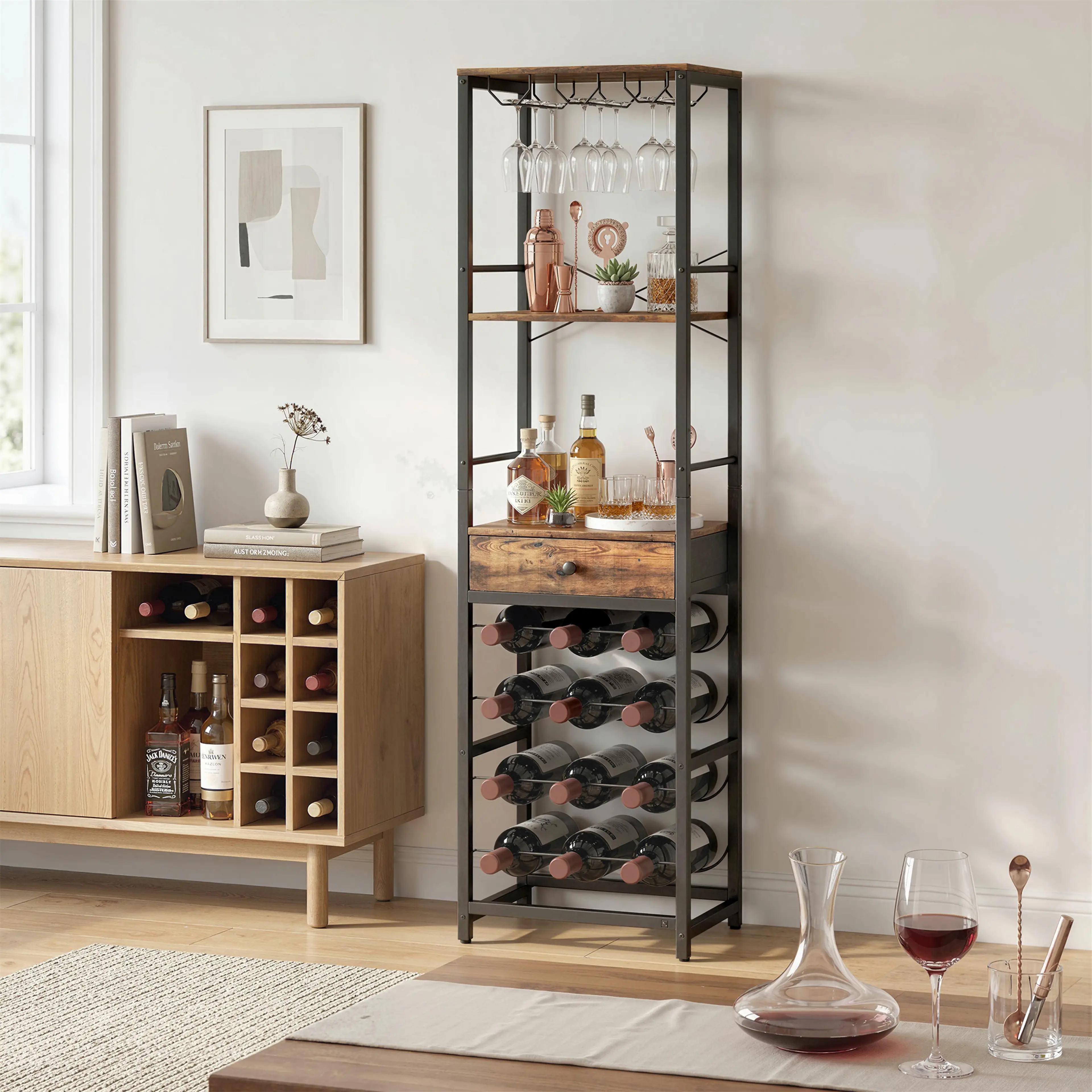 Vinhyllan fylld med vinflaskor och glas bredvid en skänk