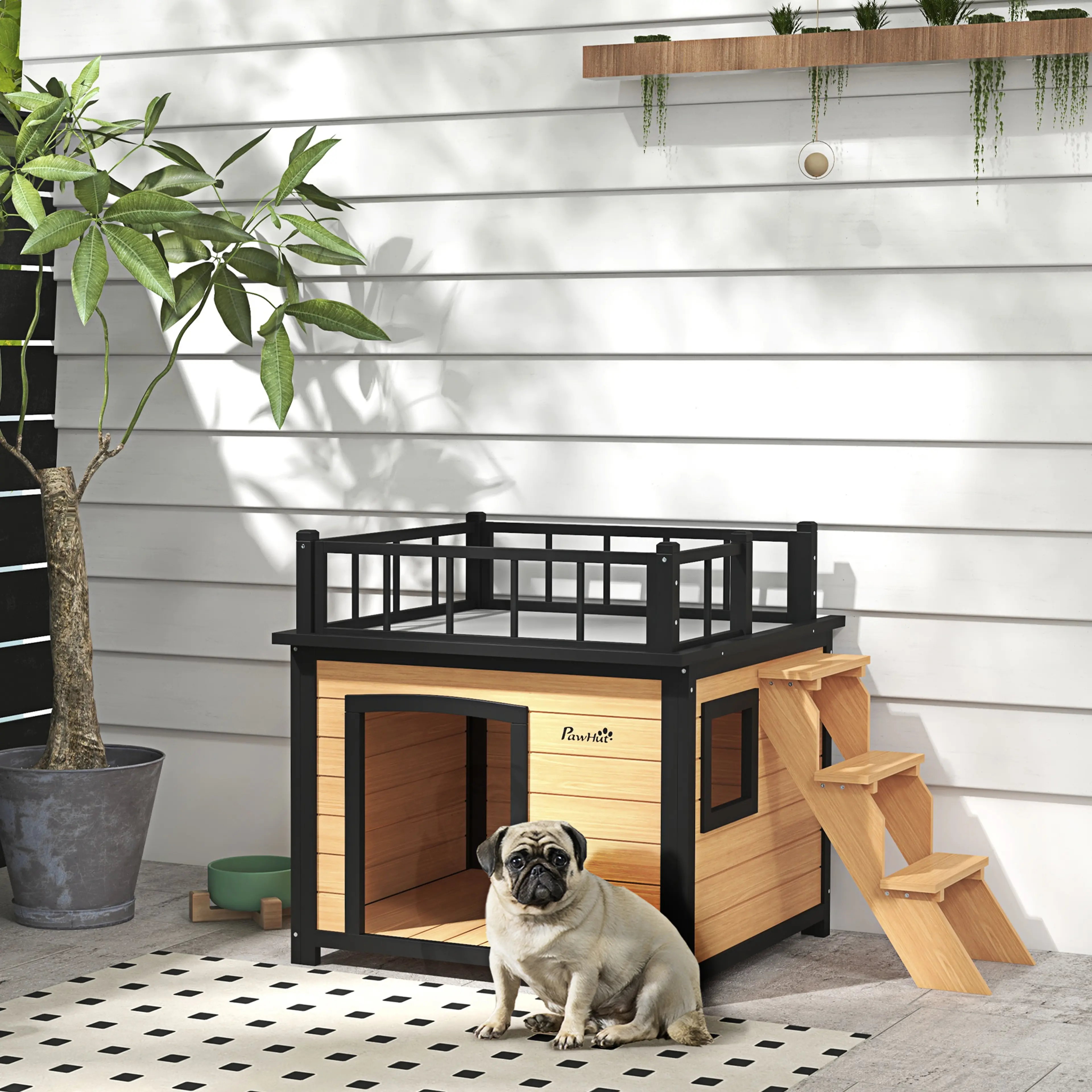 Hundkoja 121 cm med takterrass på en altan, mops framför