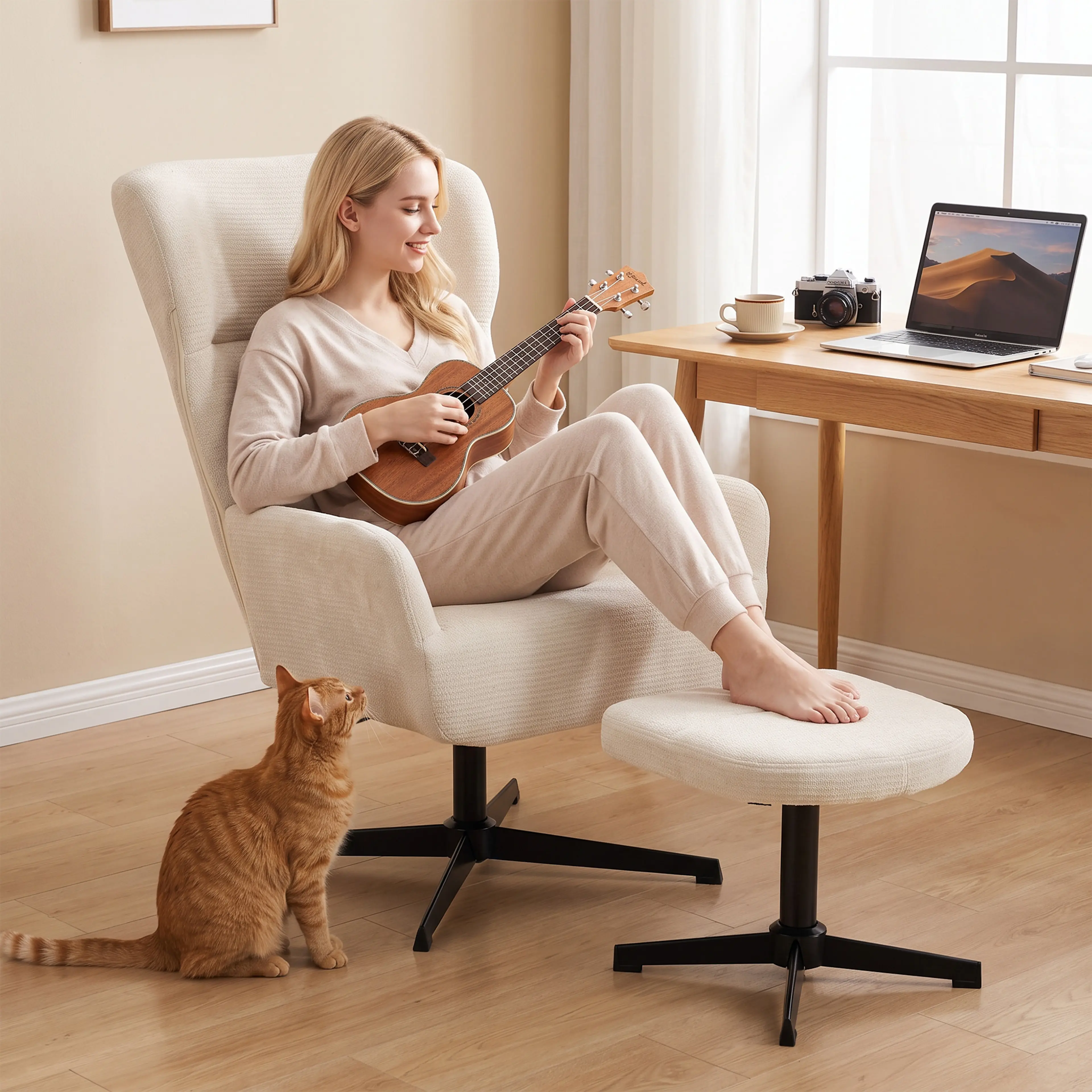 En kvinna spelar ukulele i fåtöljen med fötterna på fotpallen och en katt bredvid
