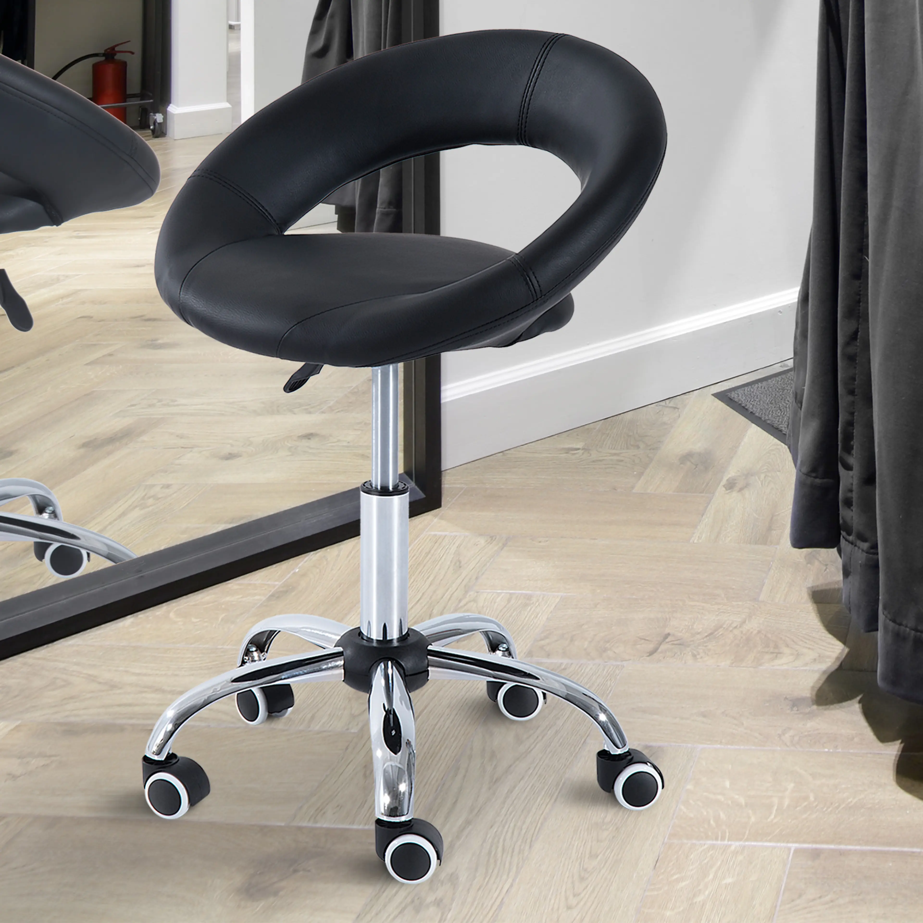 Rullpallen framför en spegel i en butiksmiljö