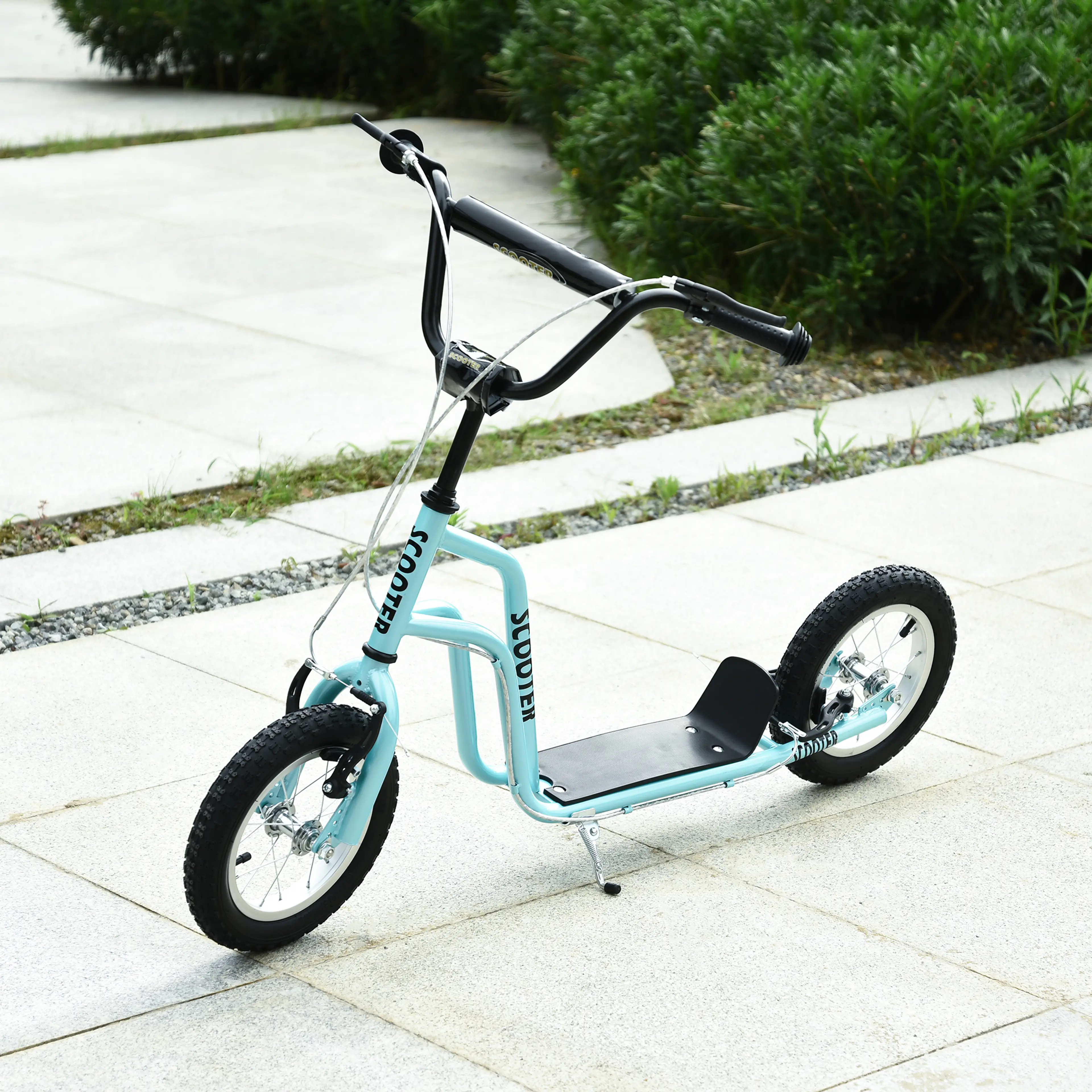 Turkos sparkcykel snett bakifrån med fotplattan i blickfånget