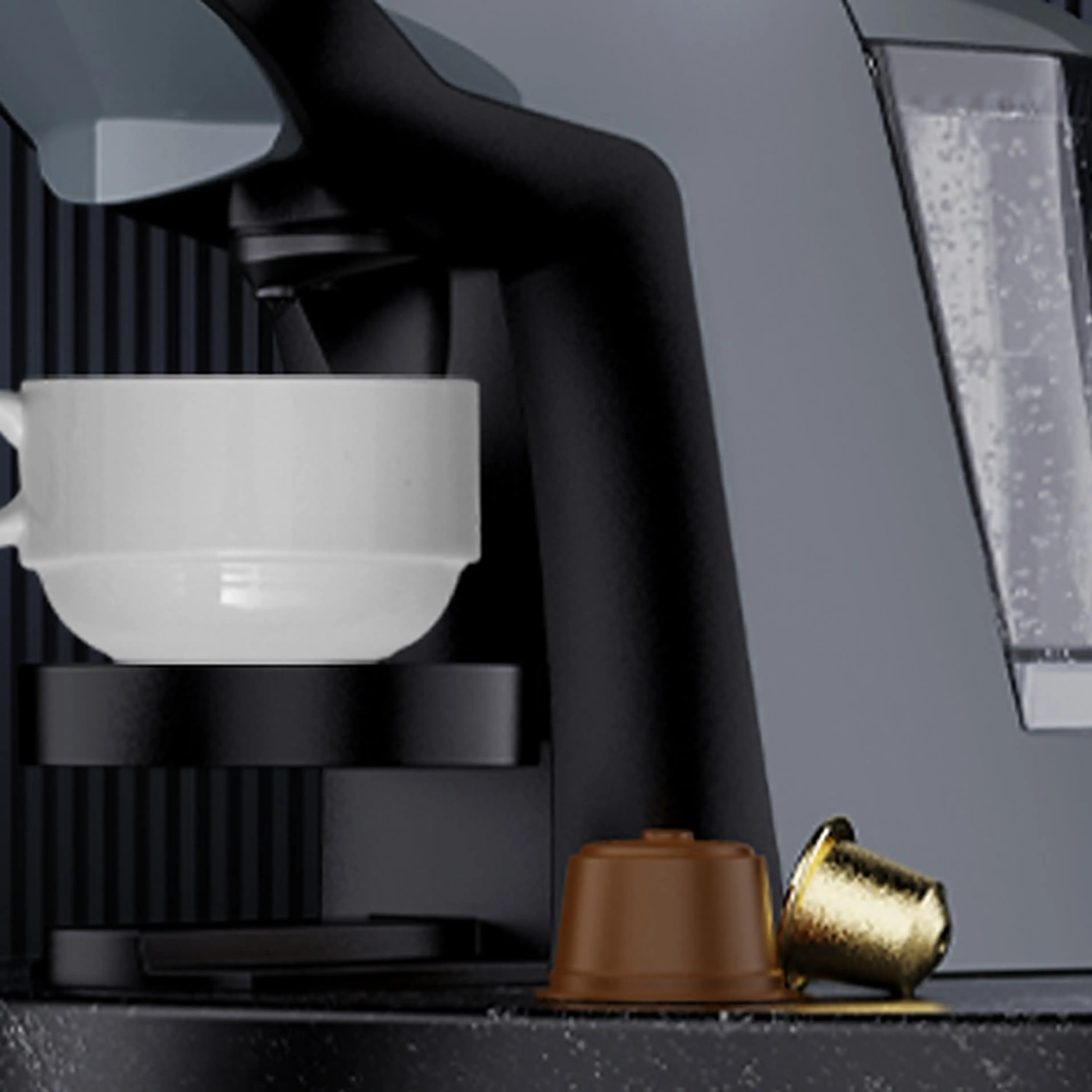 Löstagbar kopplatta med espressokopp, bredvid en Dolce Gusto-kapsel och en Nespresso-kapsel